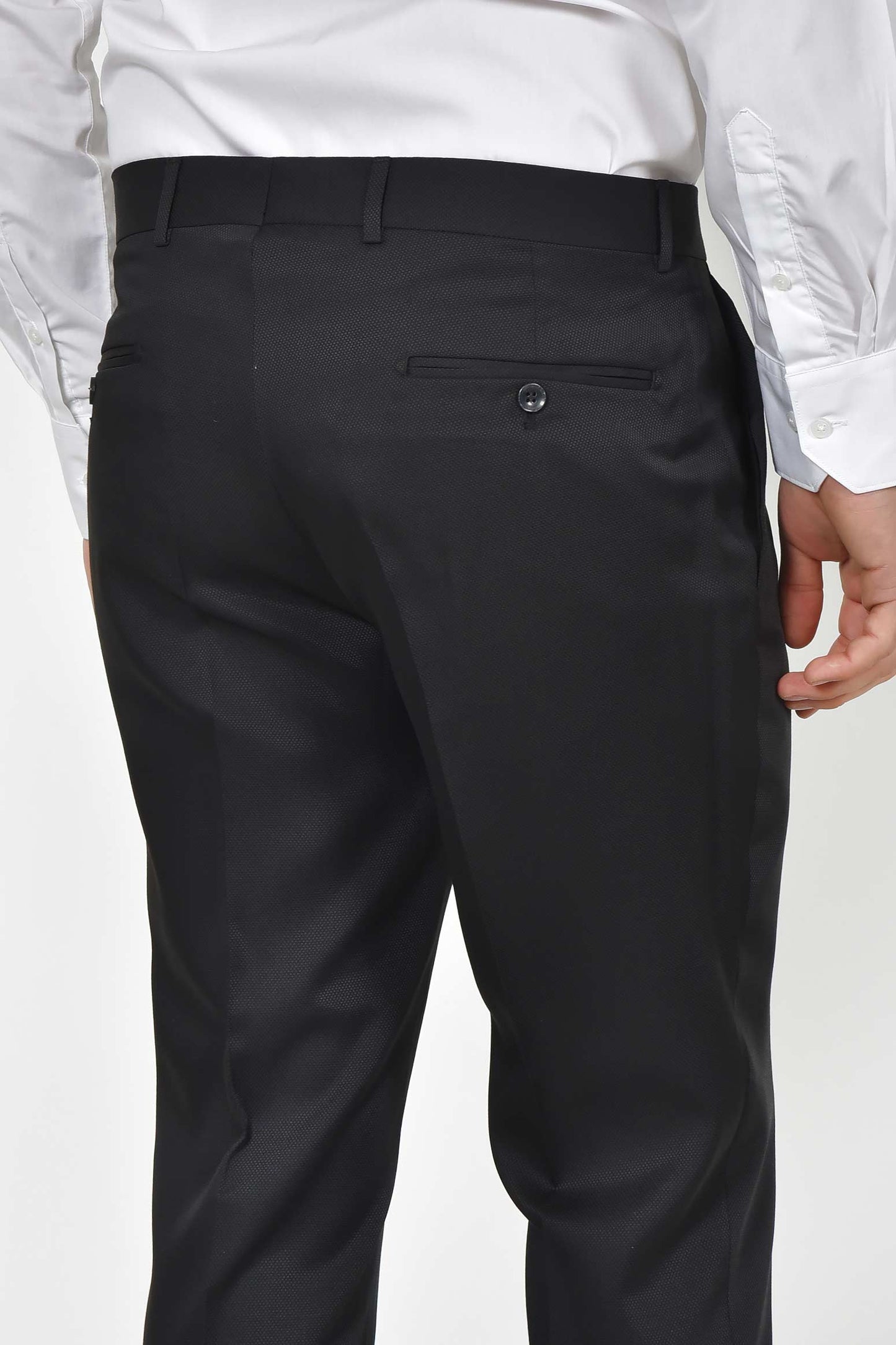 ανδρικό-γαμπριάτικο-κοστούμι-classic-line-με-σατέν-πέτο-και-κομψό-formal-design