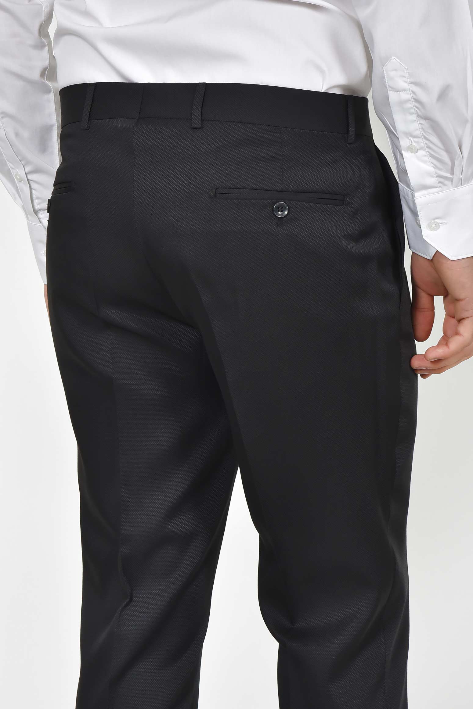 ανδρικό-γαμπριάτικο-κοστούμι-classic-line-με-σατέν-πέτο-και-κομψό-formal-design