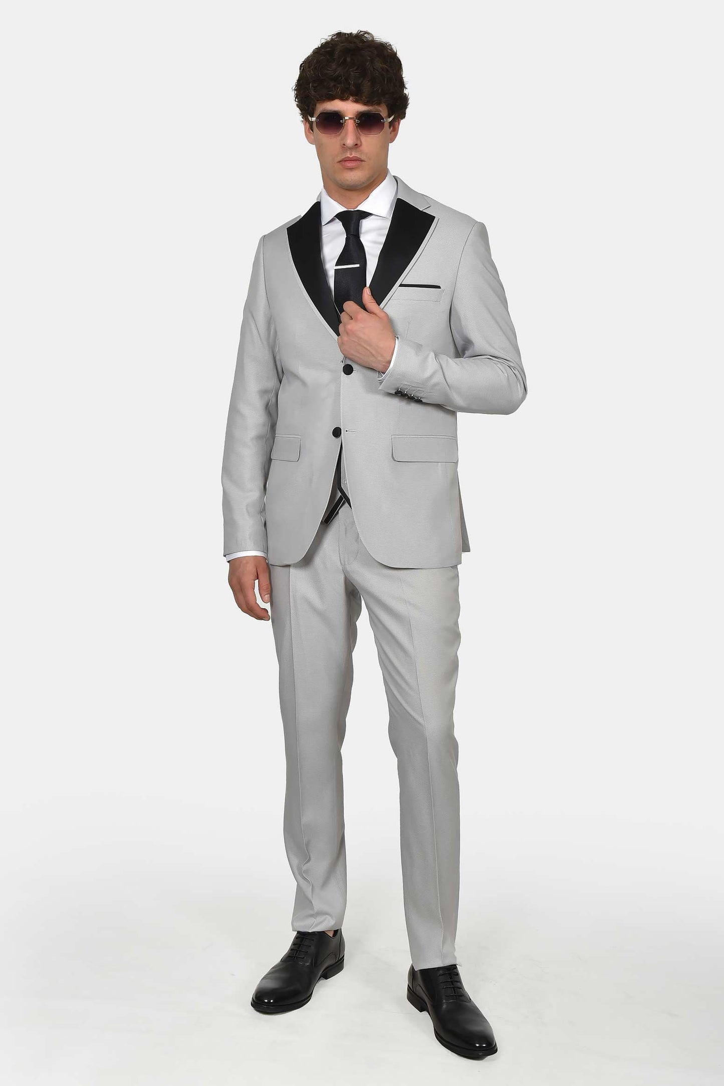 ανδρικό-γαμπριάτικο-κοστούμι-classic-line-με-σατέν-πέτο-και-κομψό-formal-design