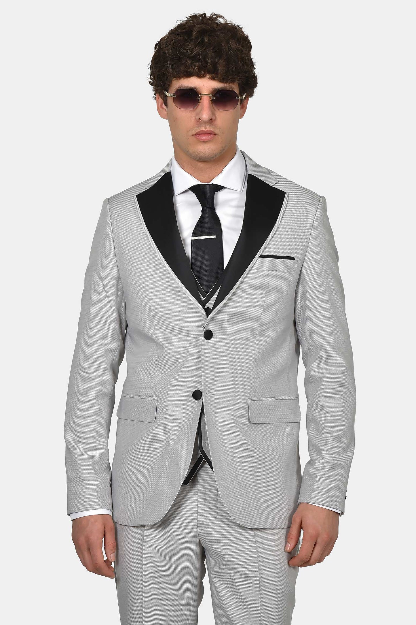 ανδρικό-γαμπριάτικο-κοστούμι-classic-line-με-σατέν-πέτο-και-κομψό-formal-design