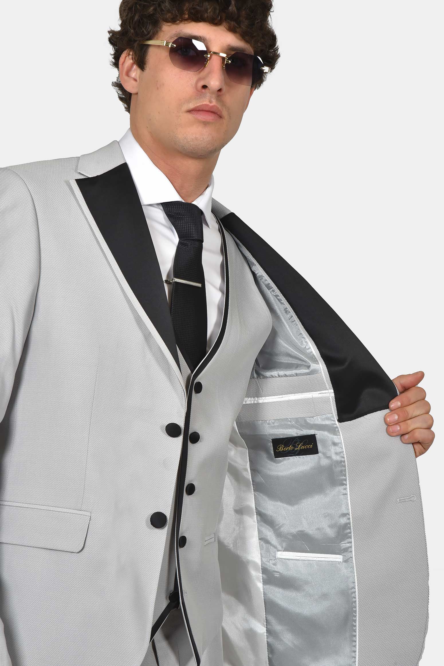 ανδρικό-γαμπριάτικο-κοστούμι-classic-line-με-σατέν-πέτο-και-κομψό-formal-design