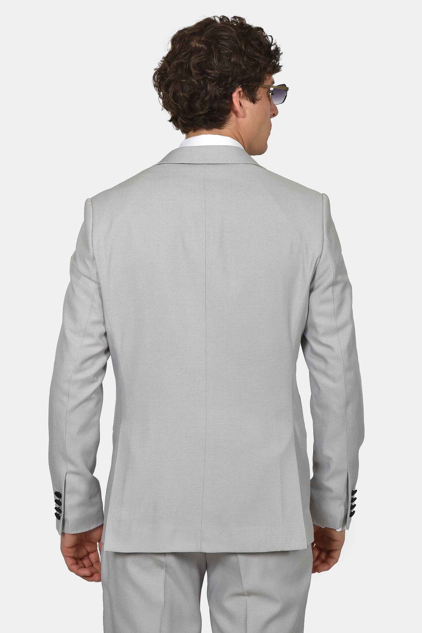 ανδρικό-γαμπριάτικο-κοστούμι-classic-line-με-σατέν-πέτο-και-κομψό-formal-design