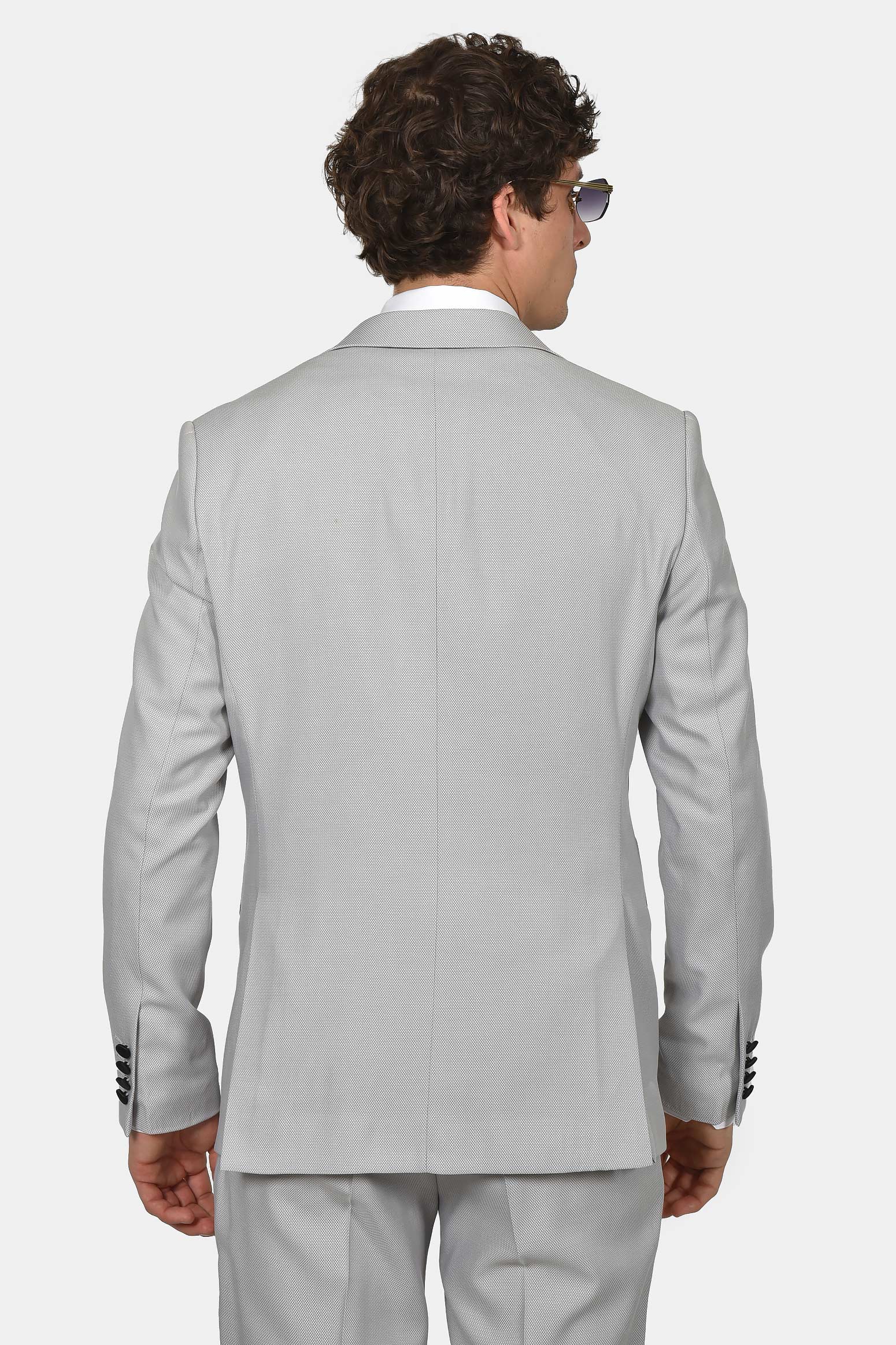 ανδρικό-γαμπριάτικο-κοστούμι-classic-line-με-σατέν-πέτο-και-κομψό-formal-design