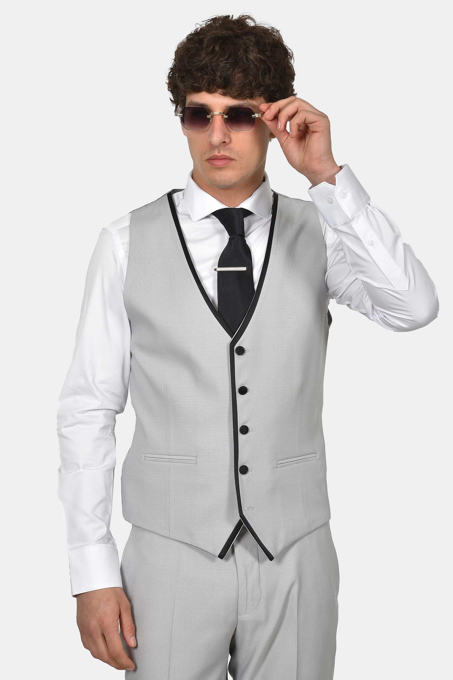 ανδρικό-γαμπριάτικο-κοστούμι-classic-line-με-σατέν-πέτο-και-κομψό-formal-design