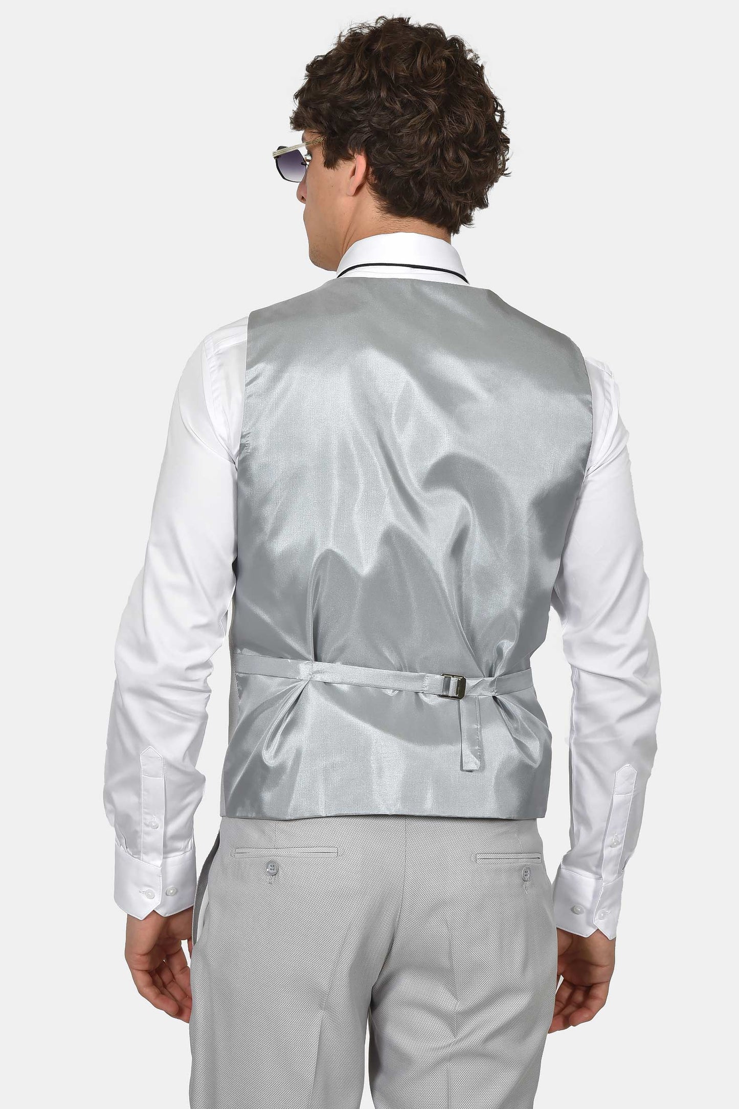 ανδρικό-γαμπριάτικο-κοστούμι-classic-line-με-σατέν-πέτο-και-κομψό-formal-design