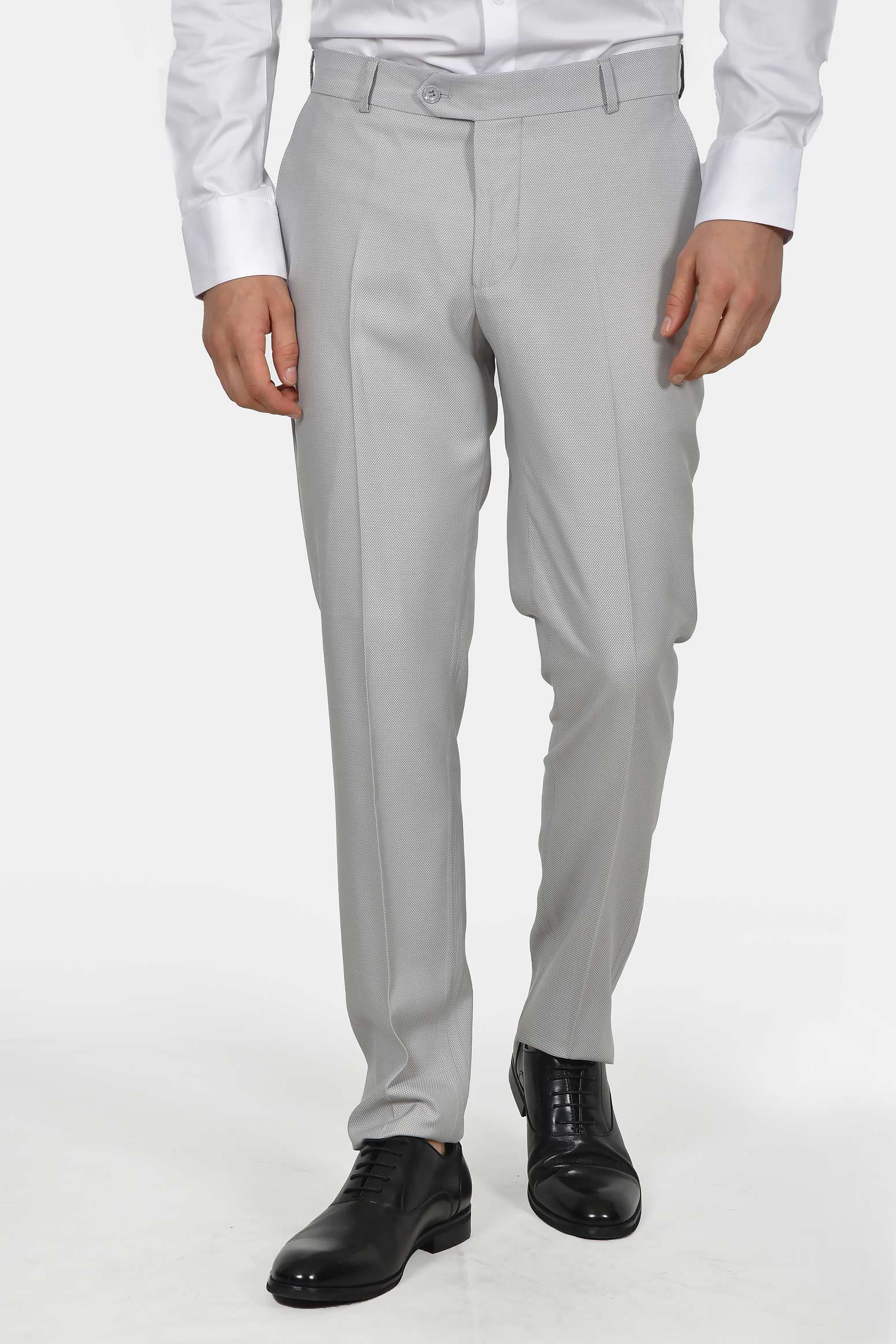 ανδρικό-γαμπριάτικο-κοστούμι-classic-line-με-σατέν-πέτο-και-κομψό-formal-design