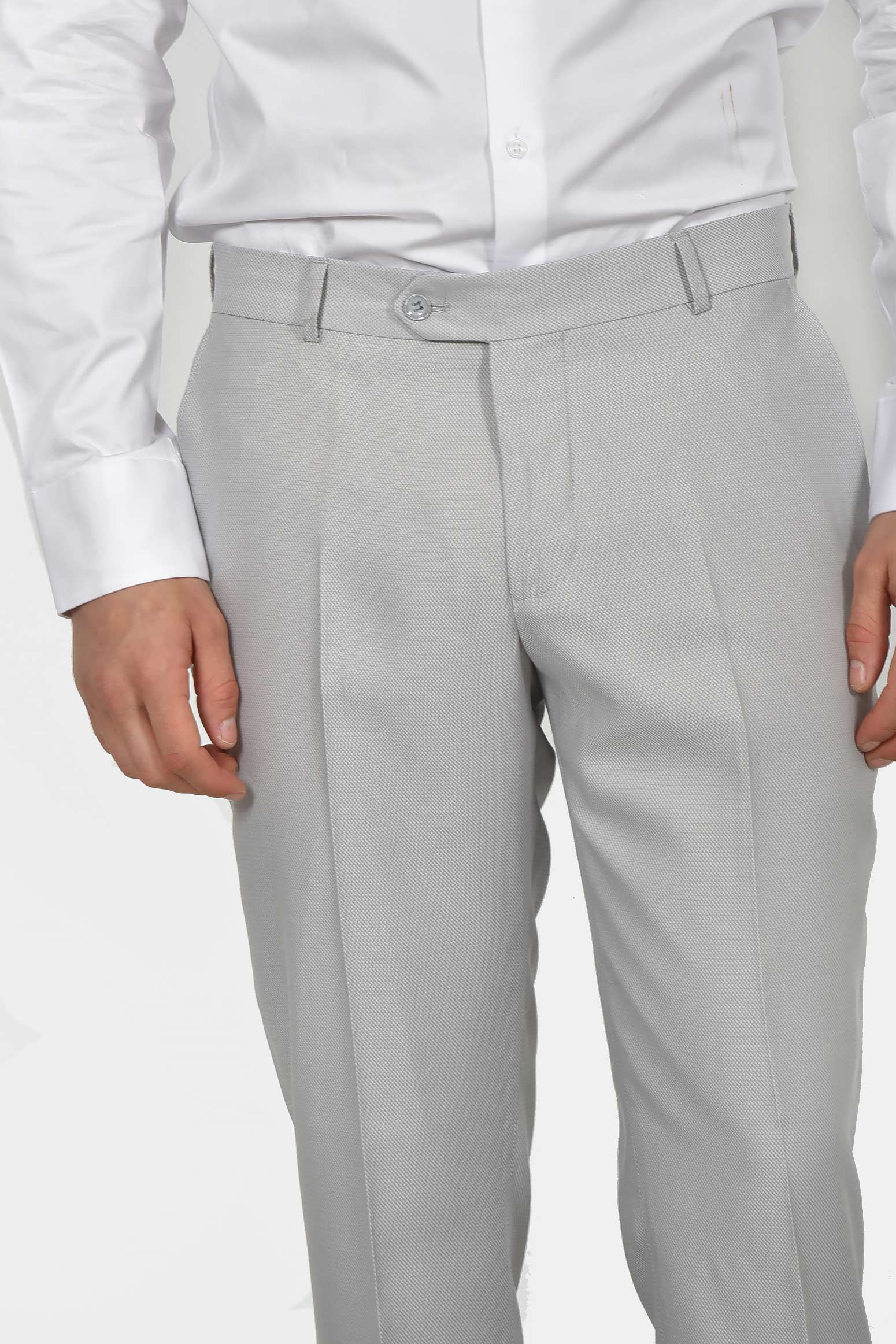 ανδρικό-γαμπριάτικο-κοστούμι-classic-line-με-σατέν-πέτο-και-κομψό-formal-design