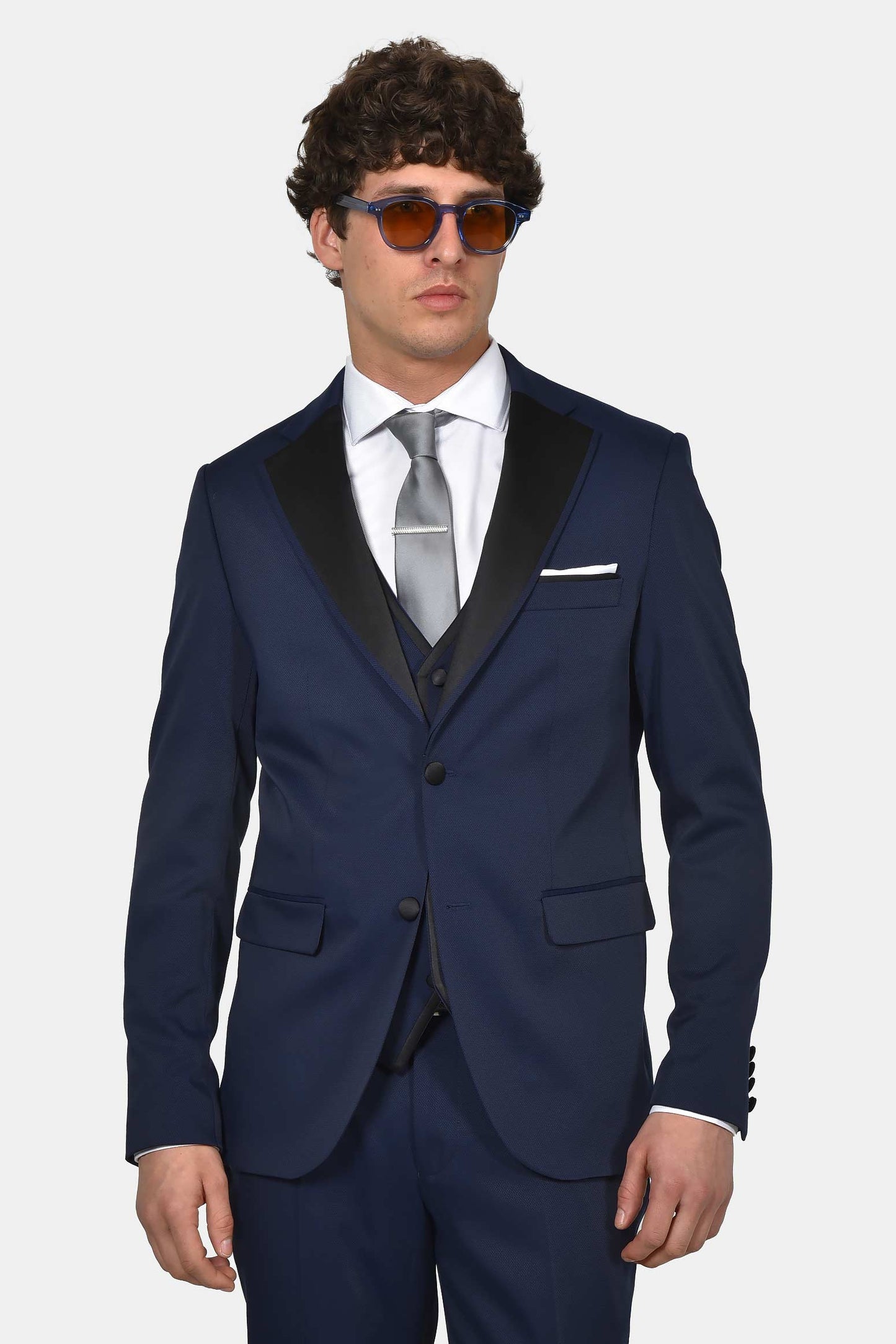 ανδρικό-γαμπριάτικο-κοστούμι-classic-line-με-σατέν-πέτο-και-κομψό-formal-design