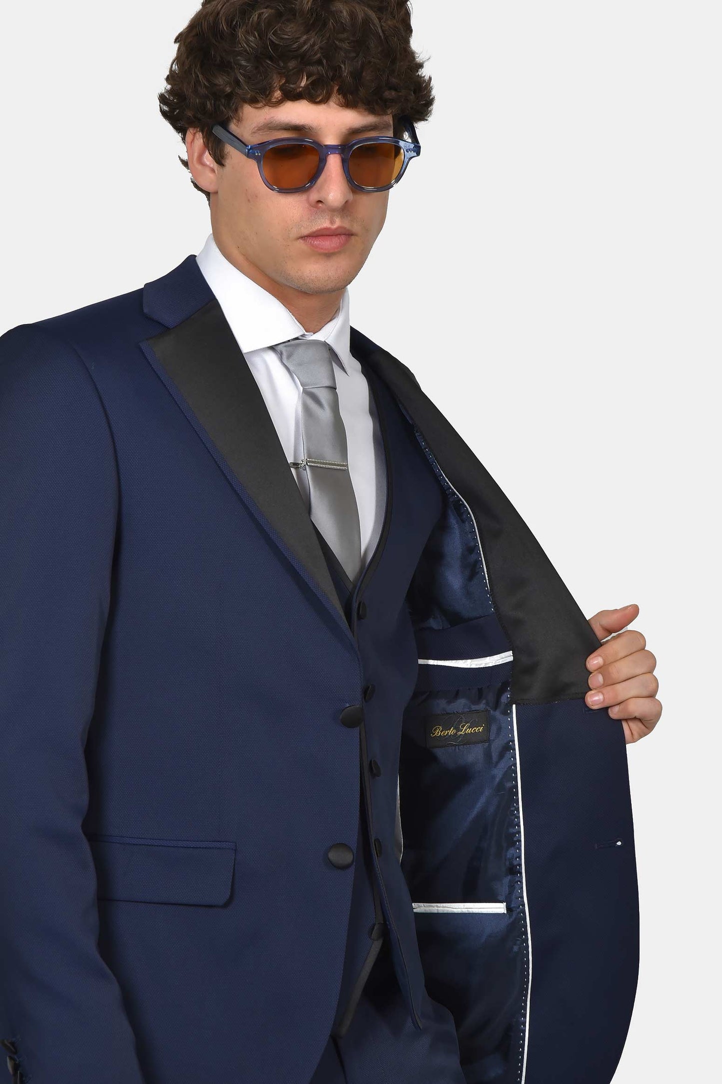 ανδρικό-γαμπριάτικο-κοστούμι-classic-line-με-σατέν-πέτο-και-κομψό-formal-design