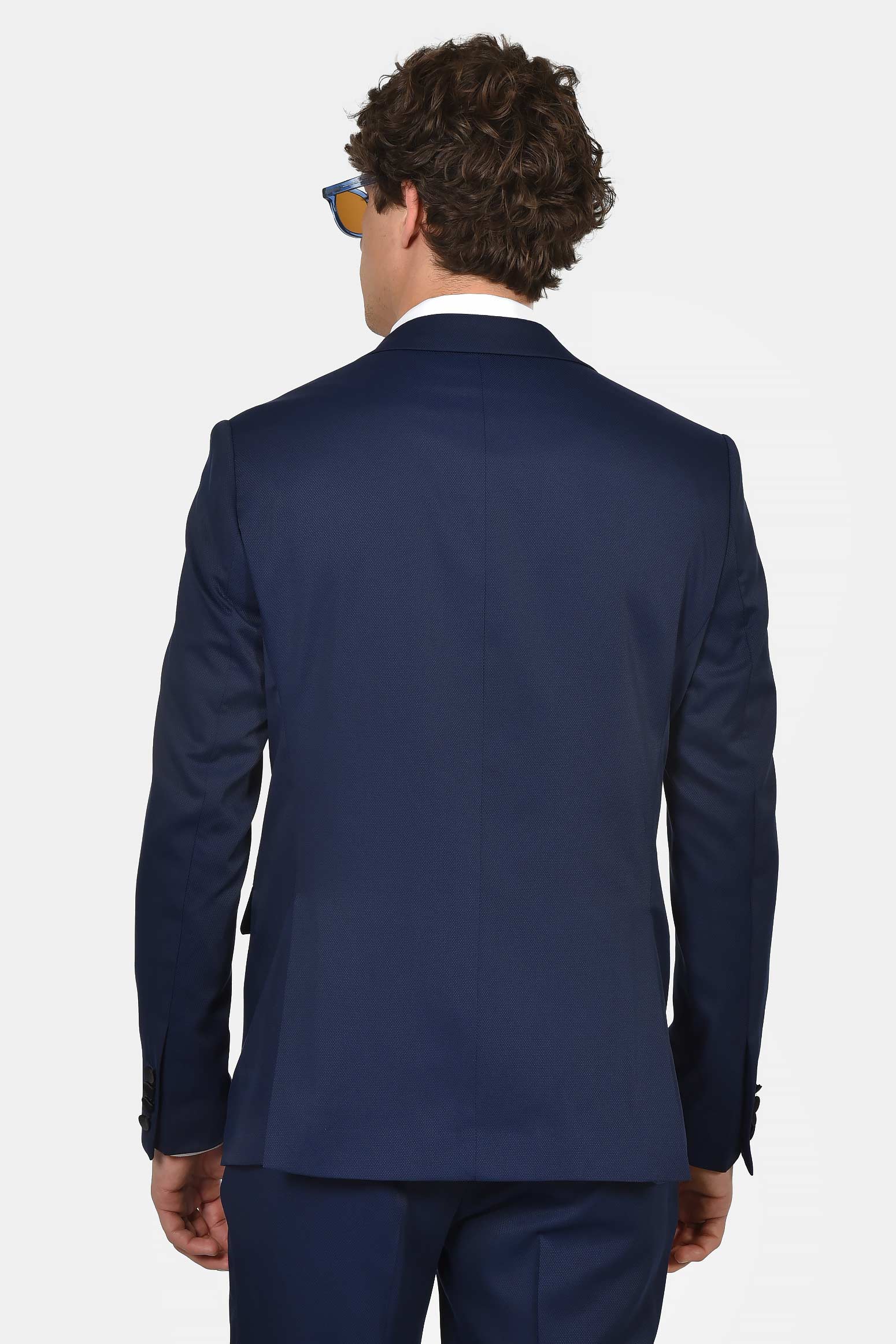 ανδρικό-γαμπριάτικο-κοστούμι-classic-line-με-σατέν-πέτο-και-κομψό-formal-design