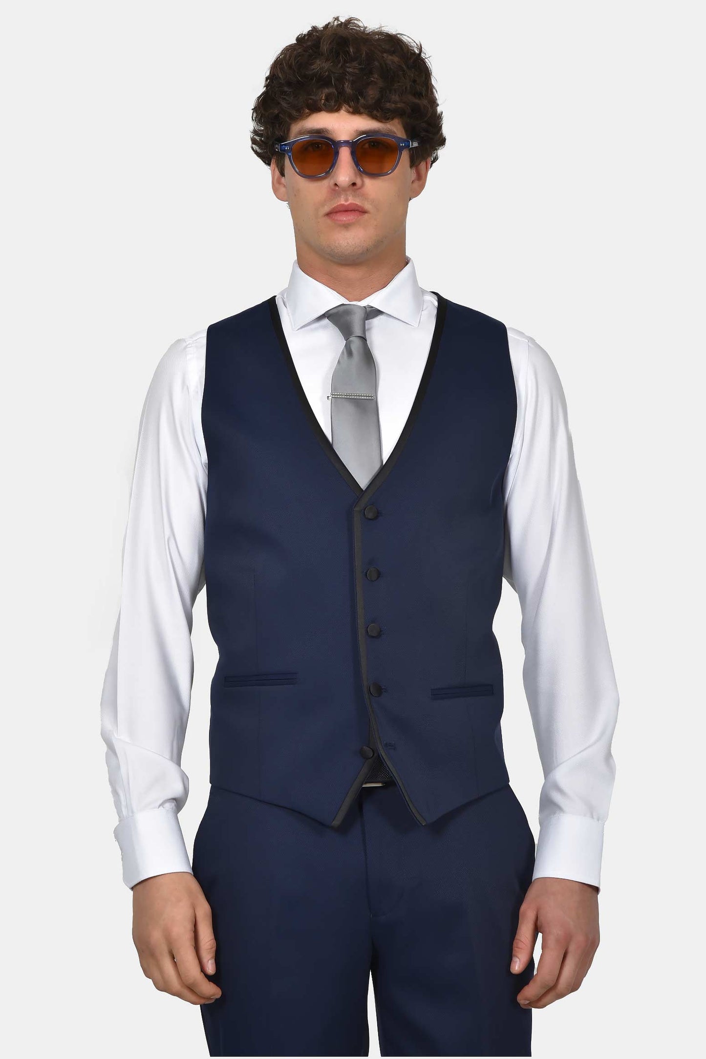 ανδρικό-γαμπριάτικο-κοστούμι-classic-line-με-σατέν-πέτο-και-κομψό-formal-design