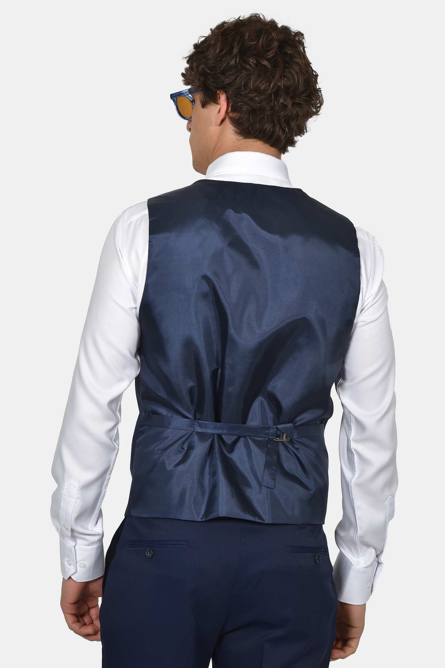 ανδρικό-γαμπριάτικο-κοστούμι-classic-line-με-σατέν-πέτο-και-κομψό-formal-design