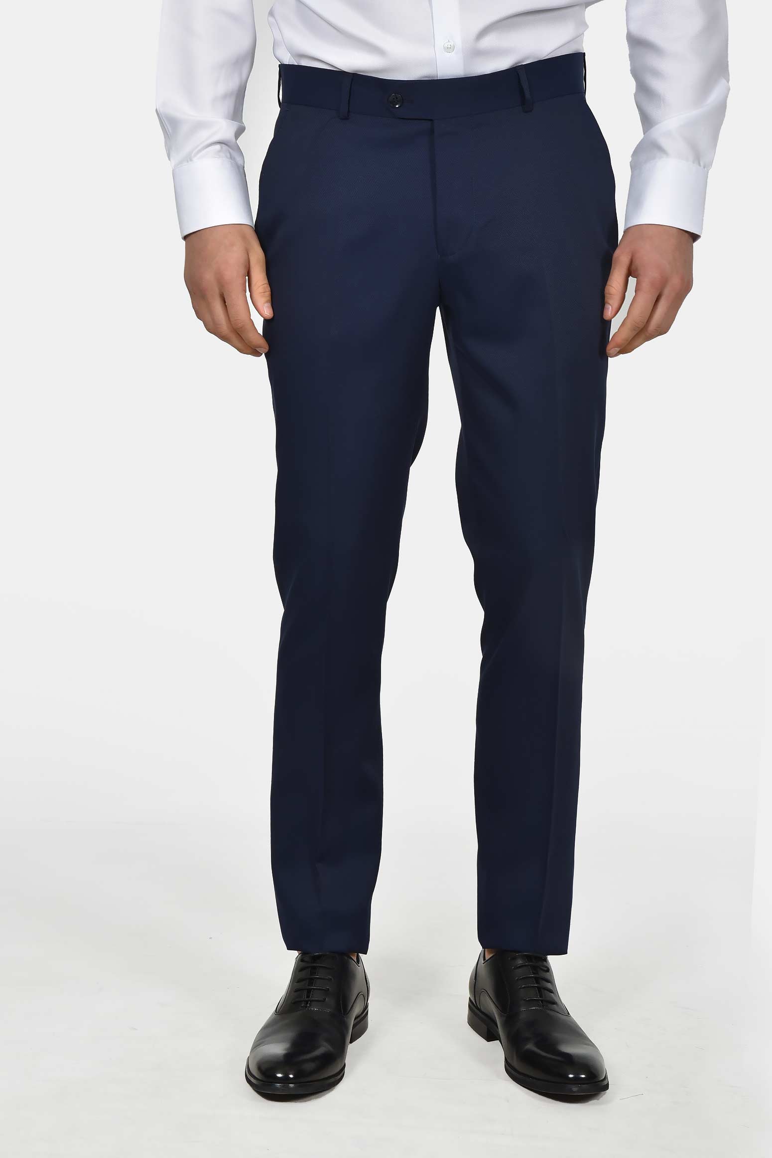 ανδρικό-γαμπριάτικο-κοστούμι-classic-line-με-σατέν-πέτο-και-κομψό-formal-design