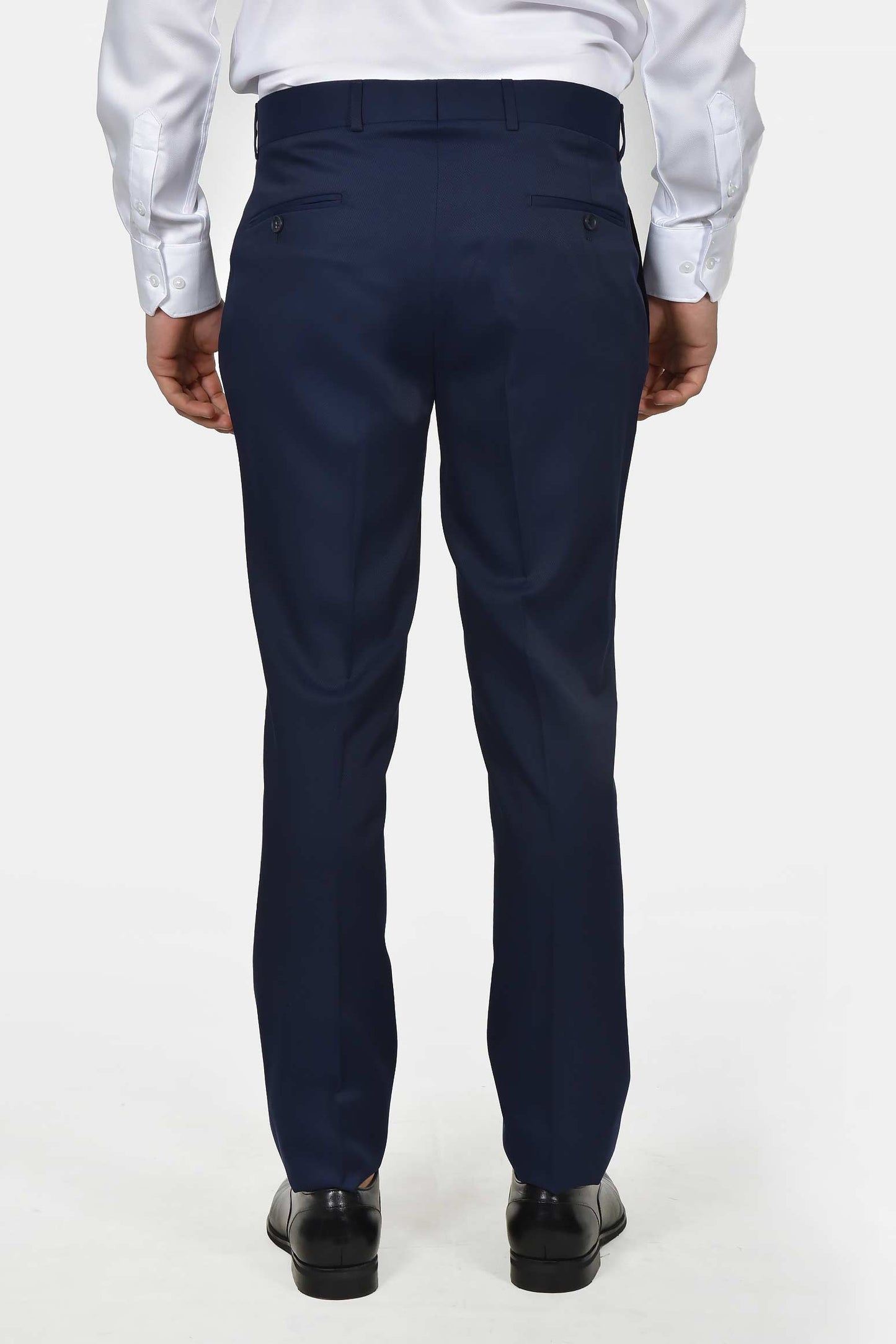 ανδρικό-γαμπριάτικο-κοστούμι-classic-line-με-σατέν-πέτο-και-κομψό-formal-design