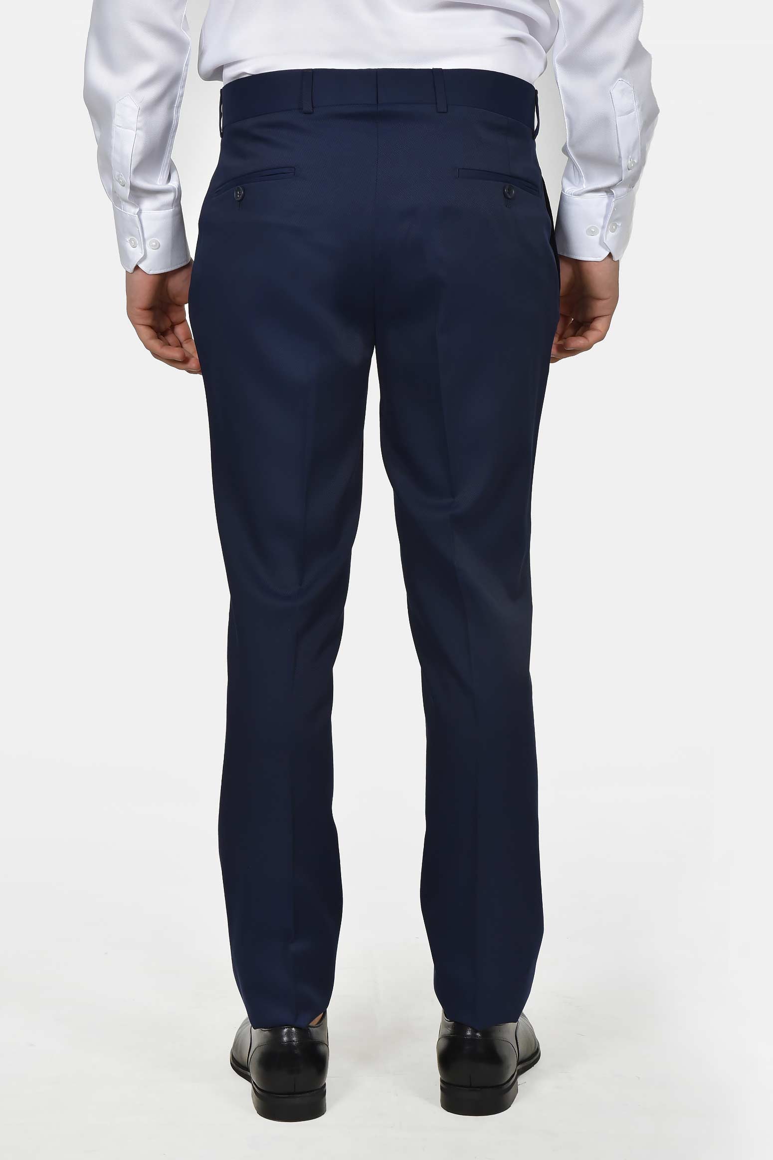 ανδρικό-γαμπριάτικο-κοστούμι-classic-line-με-σατέν-πέτο-και-κομψό-formal-design