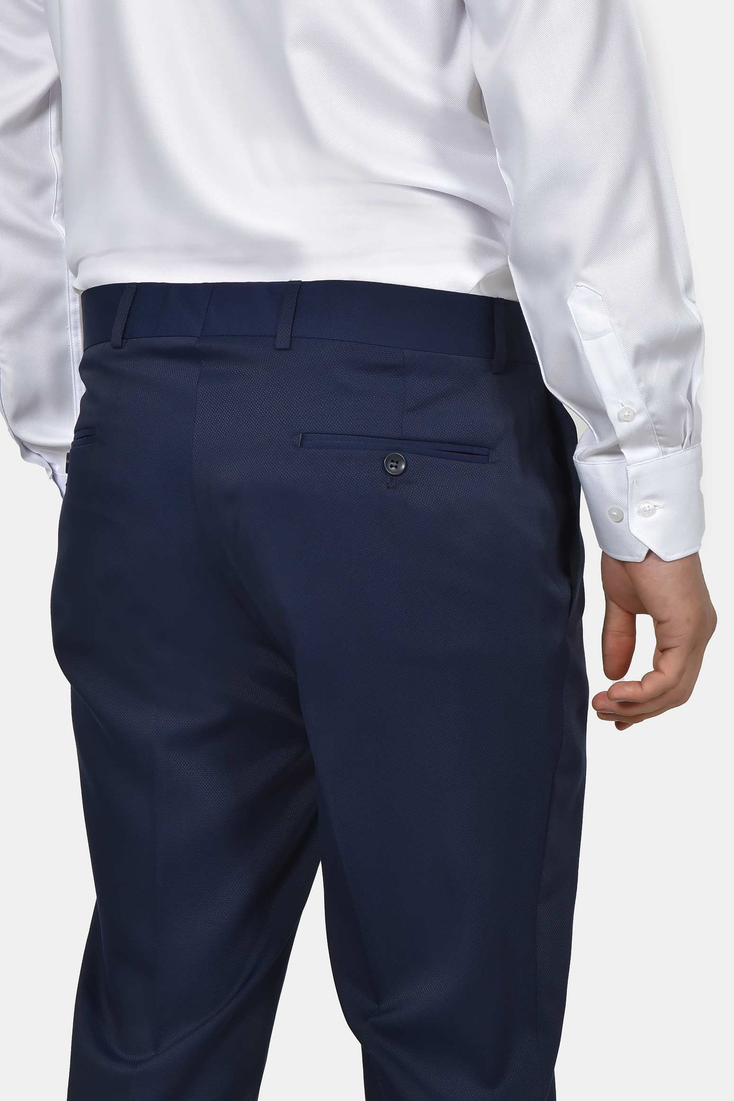 ανδρικό-γαμπριάτικο-κοστούμι-classic-line-με-σατέν-πέτο-και-κομψό-formal-design