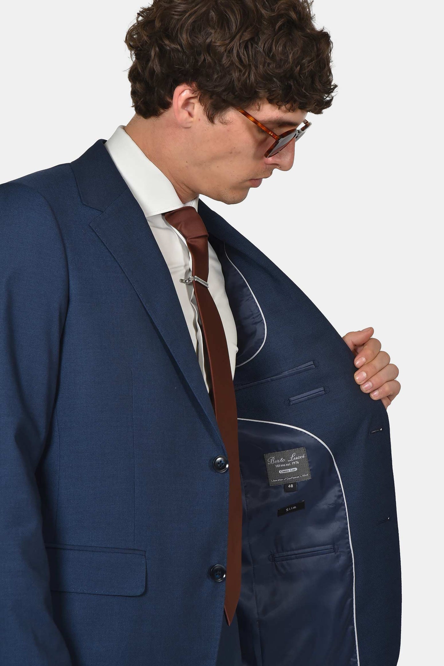 ανδρικό-κοστούμι-slim-fit-με-ελαστική-άνεση-και-κομψή-γραμμή