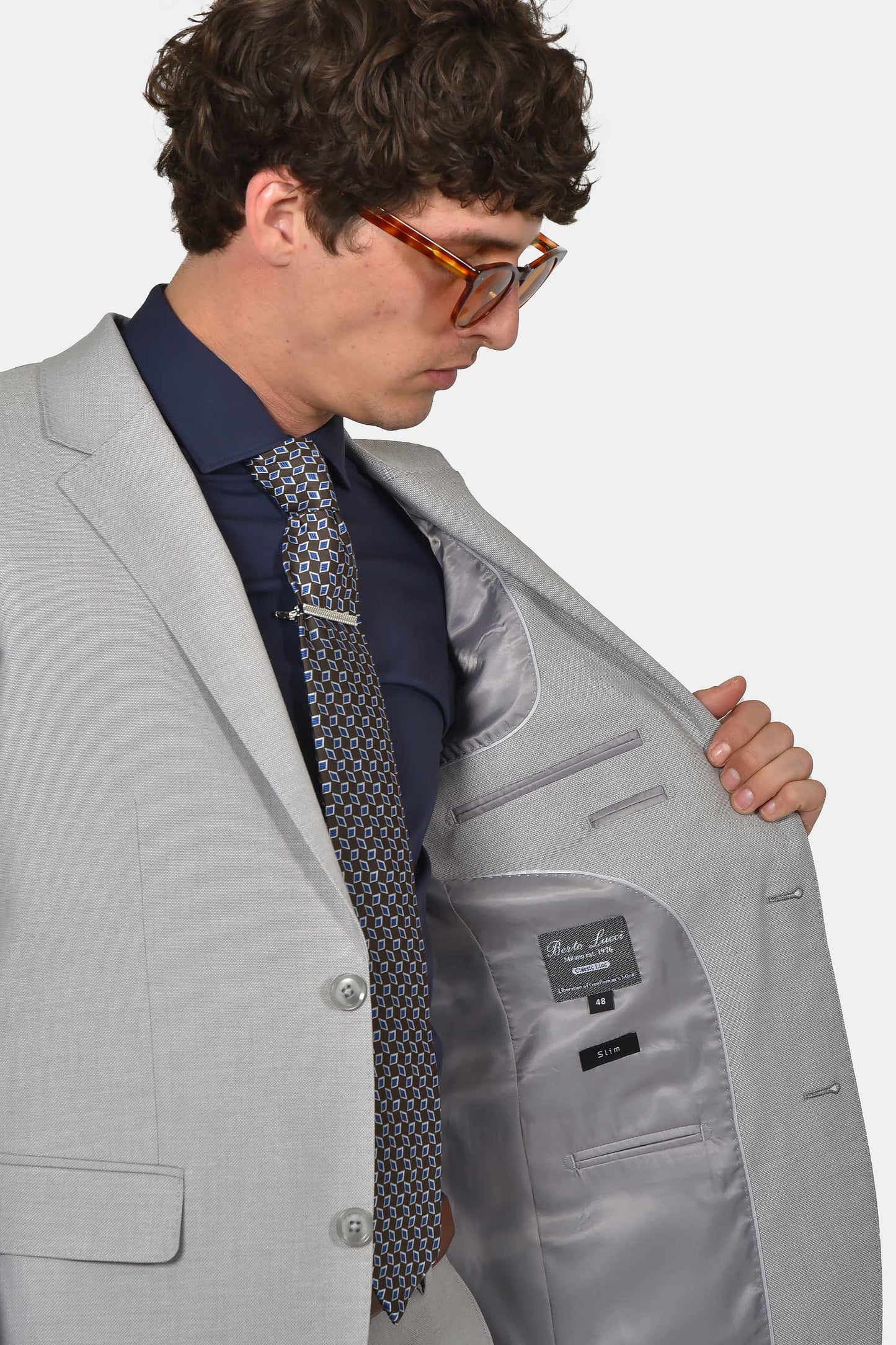 ανδρικό-κοστούμι-slim-fit-με-ελαστική-άνεση-και-κομψή-γραμμή