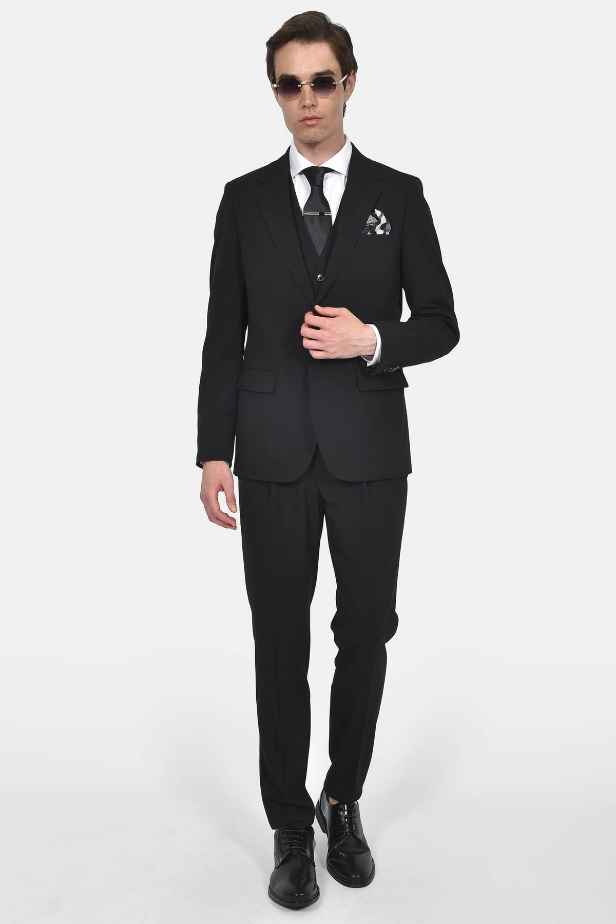 ανδρικό-κοστούμι-με-γιλέκο-slim-fit-με-κλασικό-πέτο-&-τσέπες-με-καπάκι-για-κομψές-εμφανίσεις