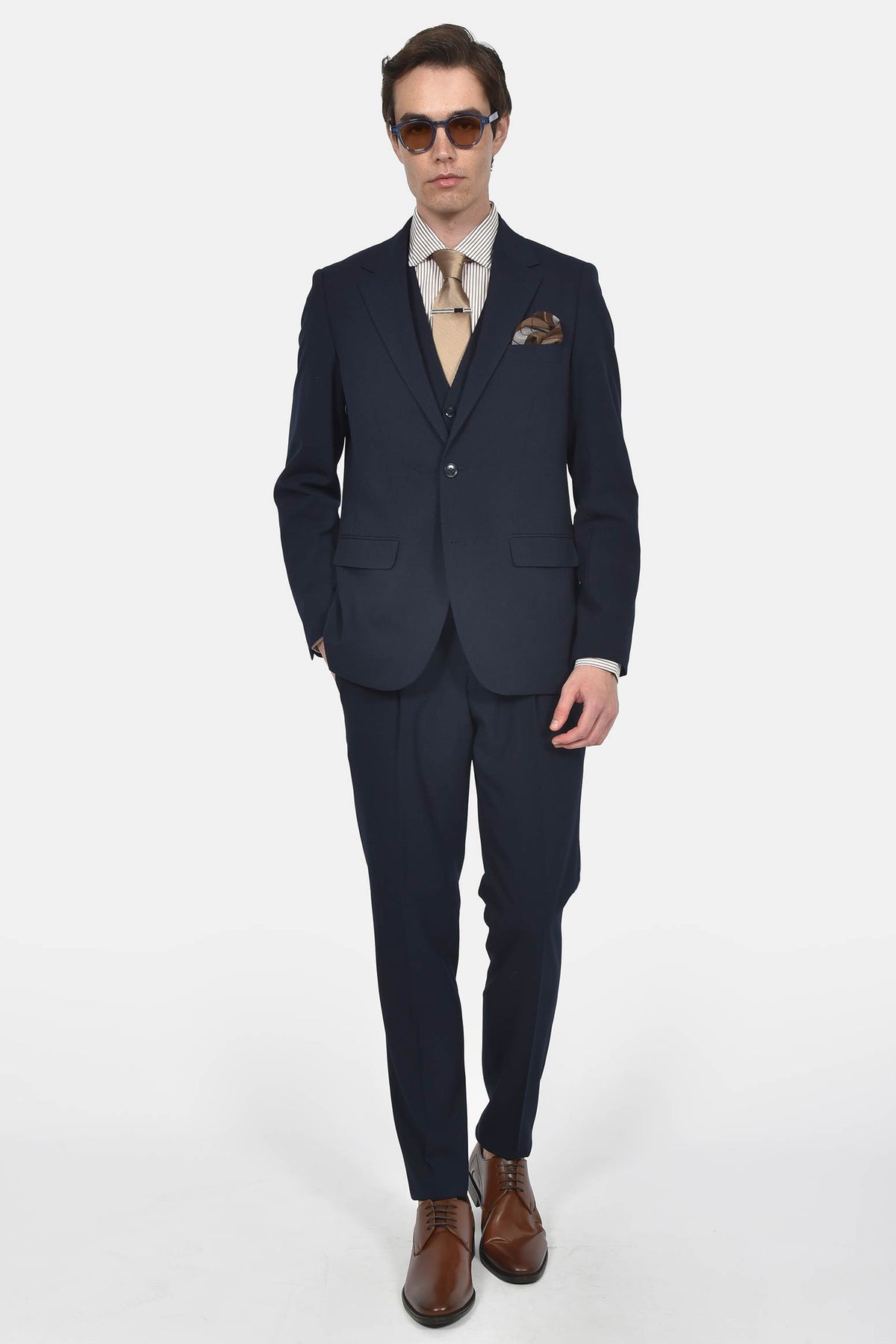ανδρικό-κοστούμι-με-γιλέκο-slim-fit-με-κλασικό-πέτο-&-τσέπες-με-καπάκι-για-κομψές-εμφανίσεις