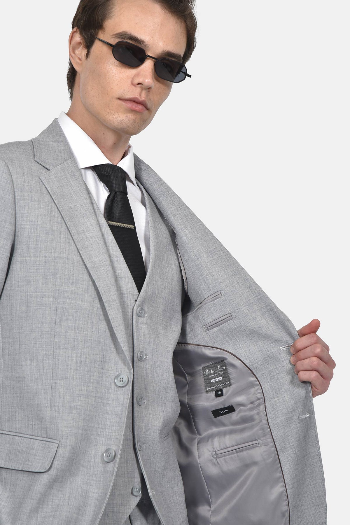 ανδρικό-κοστούμι-με-γιλέκο-slim-fit-με-κλασικό-πέτο-&-τσέπες-με-καπάκι-για-κομψές-εμφανίσεις