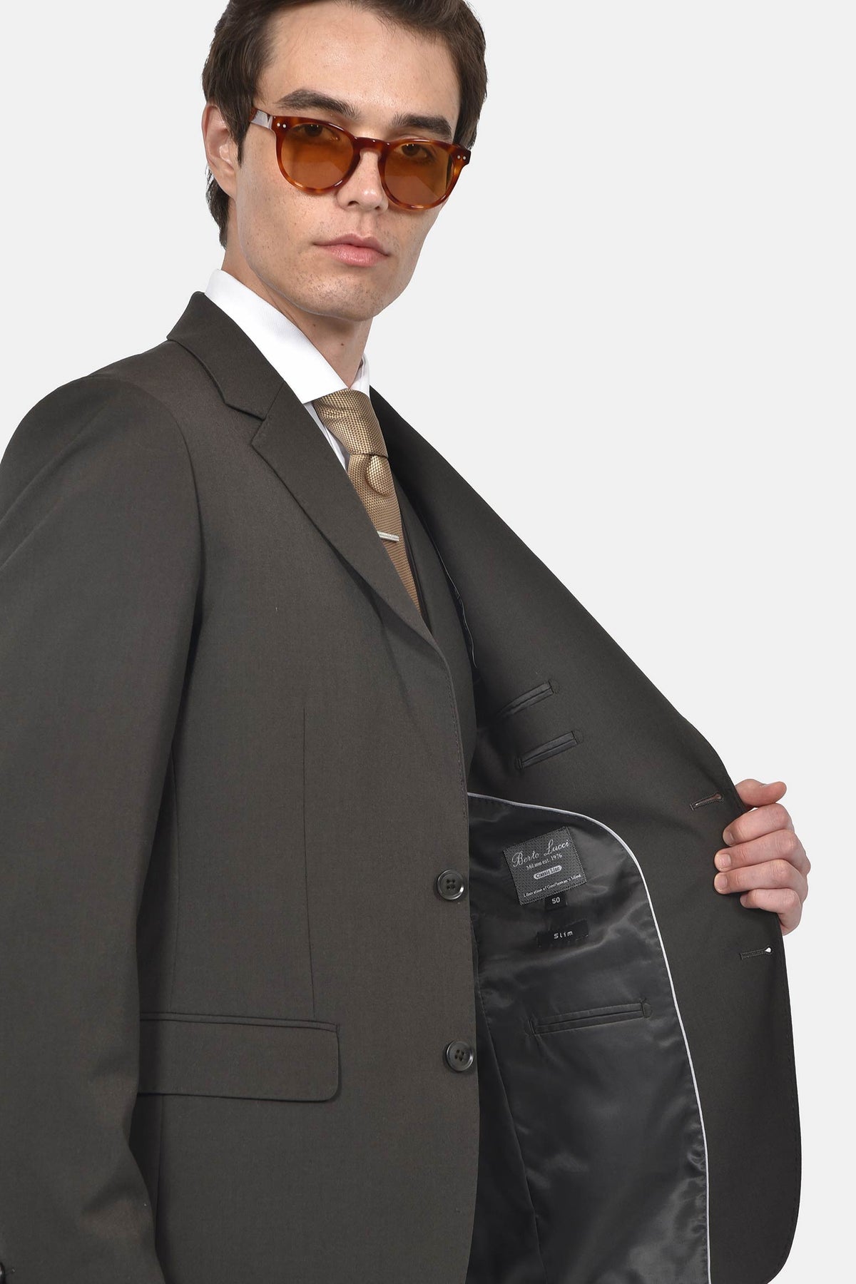 ανδρικό-κοστούμι-με-γιλέκο-slim-fit-με-κλασικό-πέτο-&-τσέπες-με-καπάκι-για-κομψές-εμφανίσεις