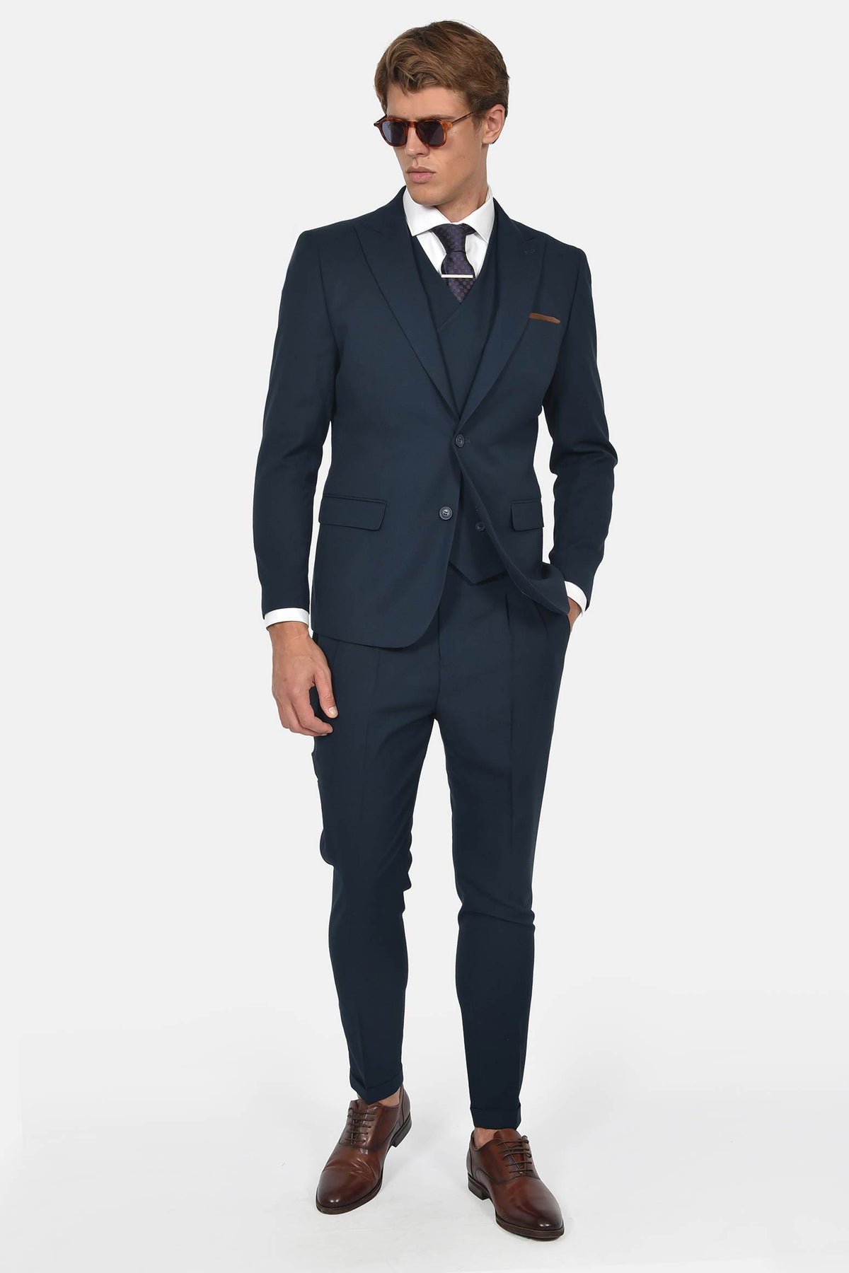 ανδρικό-κοστούμι-με-σταυρωτό-γιλέκο-slim-fit-&-μυτερό-πέτο-για-επίσημες-εμφανίσεις