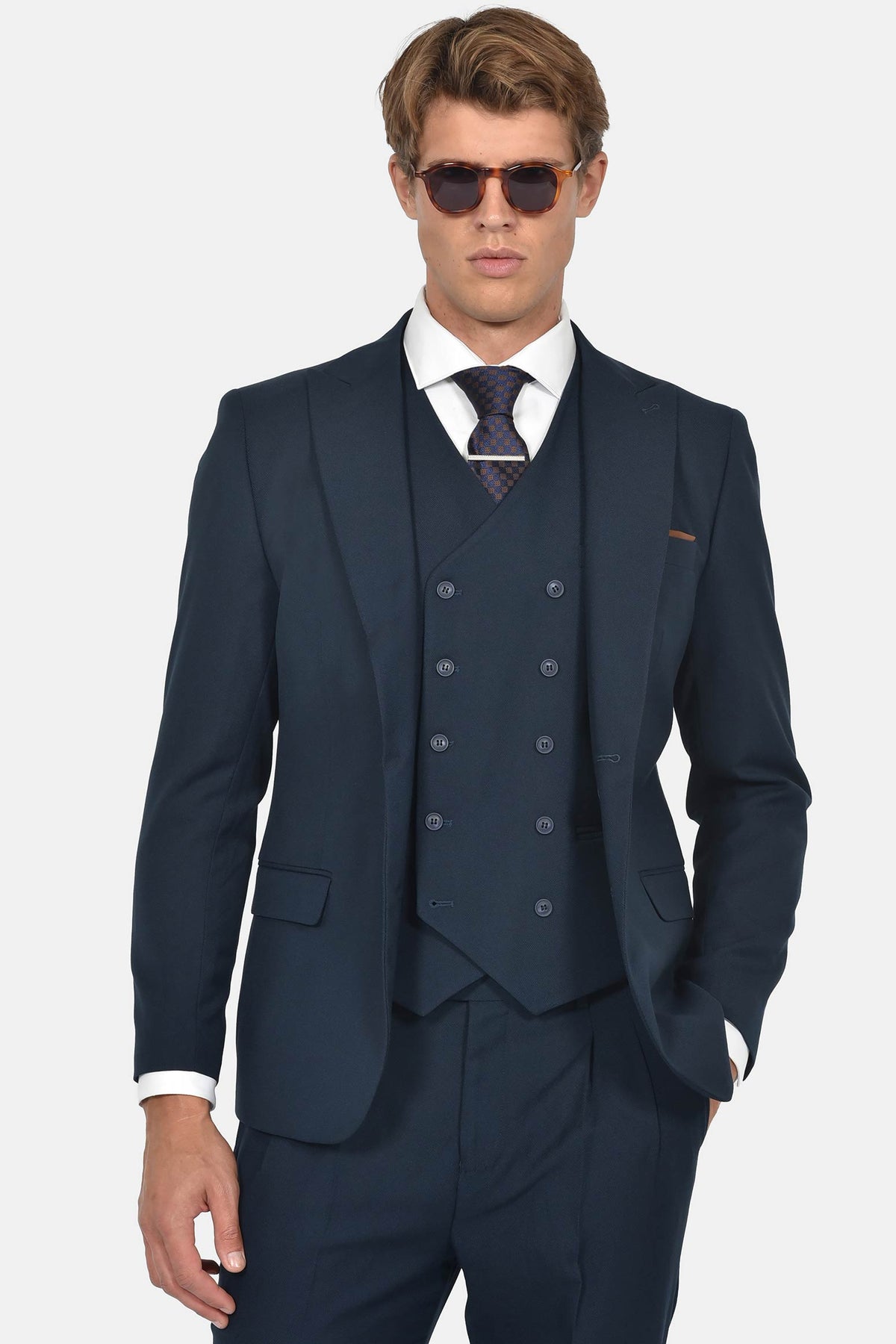 ανδρικό-κοστούμι-με-σταυρωτό-γιλέκο-slim-fit-&-μυτερό-πέτο-για-επίσημες-εμφανίσεις