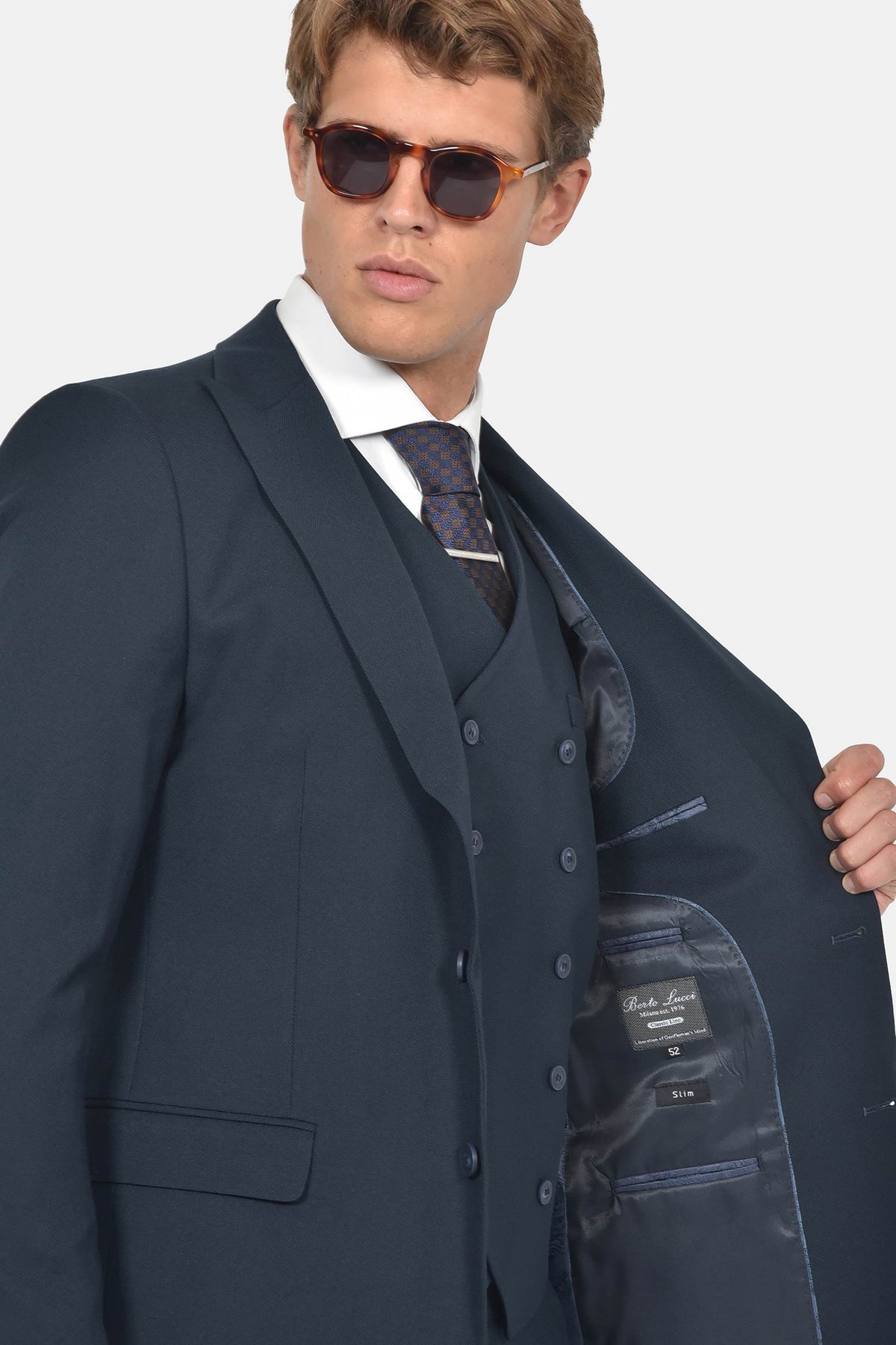 ανδρικό-κοστούμι-με-σταυρωτό-γιλέκο-slim-fit-&-μυτερό-πέτο-για-επίσημες-εμφανίσεις