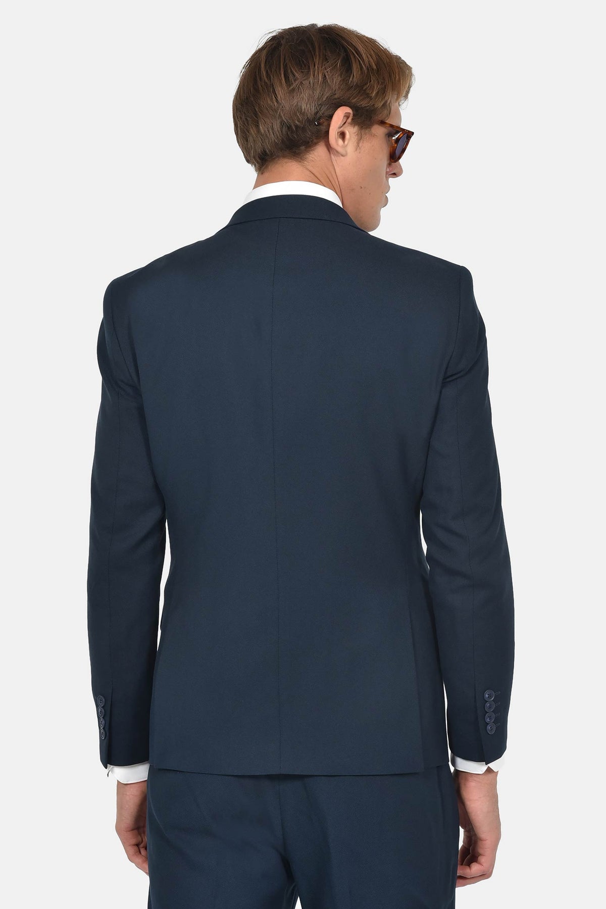 ανδρικό-κοστούμι-με-σταυρωτό-γιλέκο-slim-fit-&-μυτερό-πέτο-για-επίσημες-εμφανίσεις