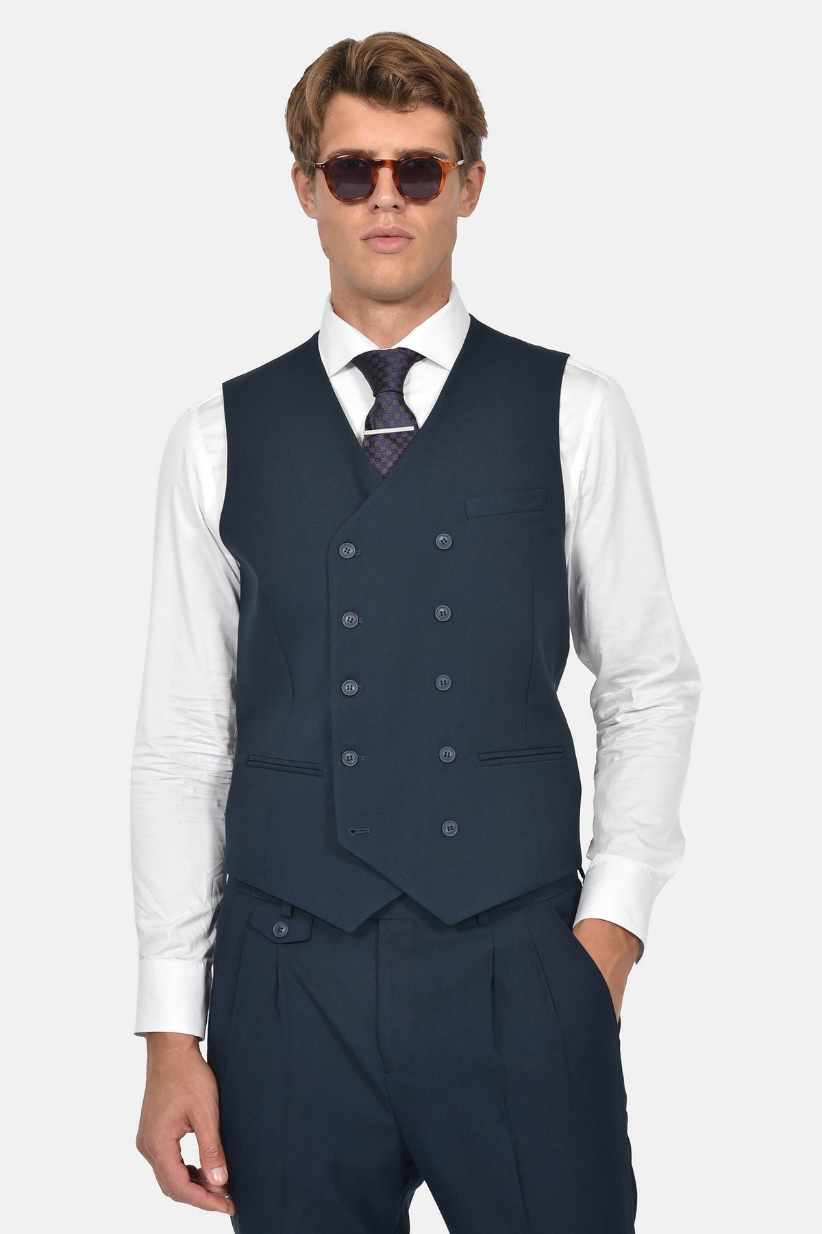 ανδρικό-κοστούμι-με-σταυρωτό-γιλέκο-slim-fit-&-μυτερό-πέτο-για-επίσημες-εμφανίσεις