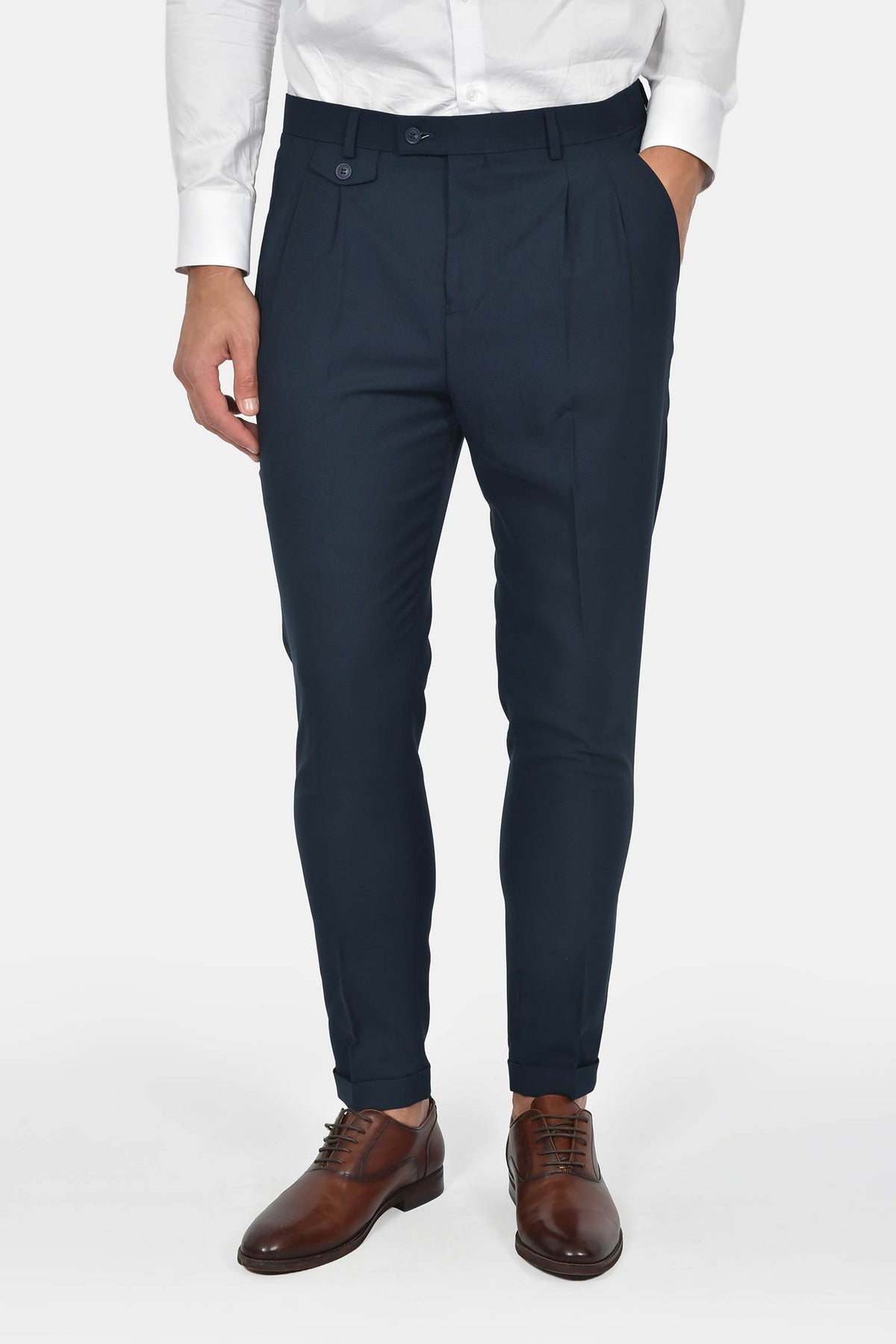 ανδρικό-κοστούμι-με-σταυρωτό-γιλέκο-slim-fit-&-μυτερό-πέτο-για-επίσημες-εμφανίσεις