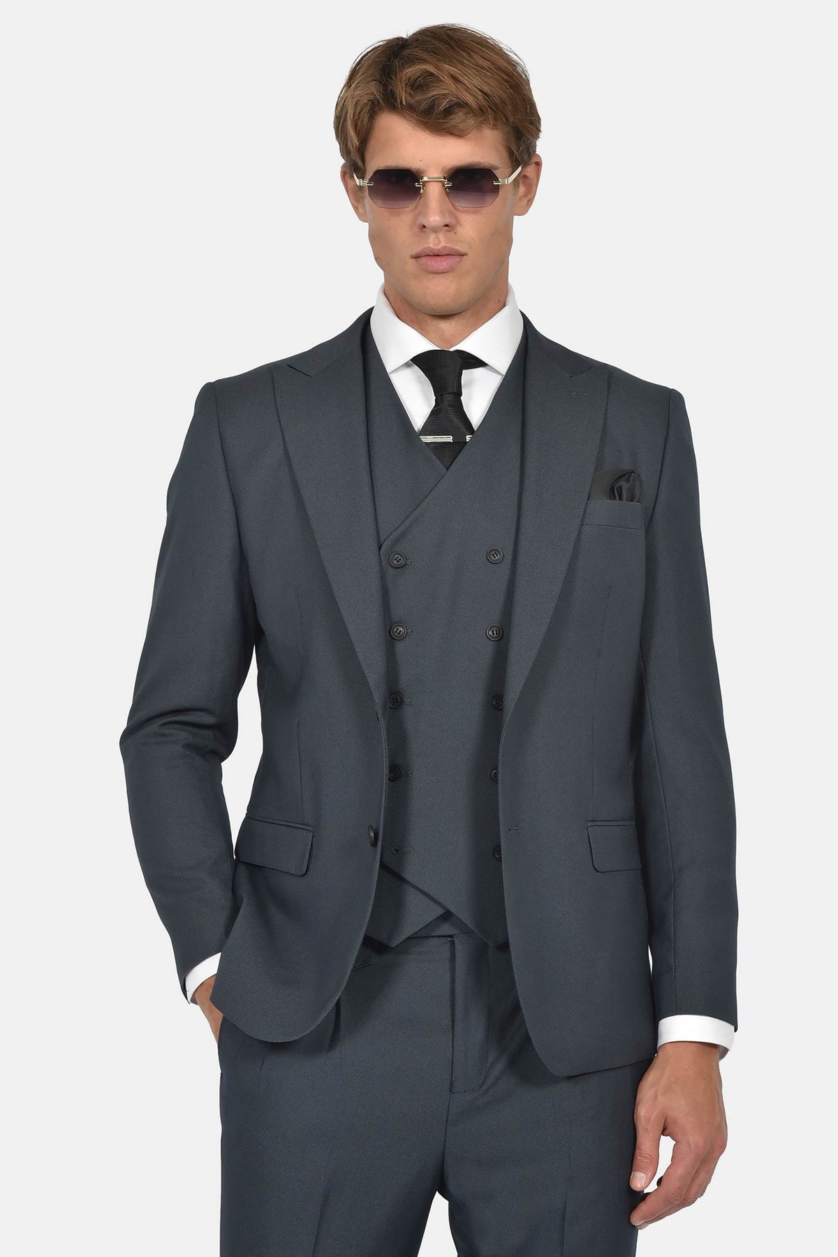 ανδρικό-κοστούμι-με-σταυρωτό-γιλέκο-slim-fit-&-μυτερό-πέτο-για-επίσημες-εμφανίσεις