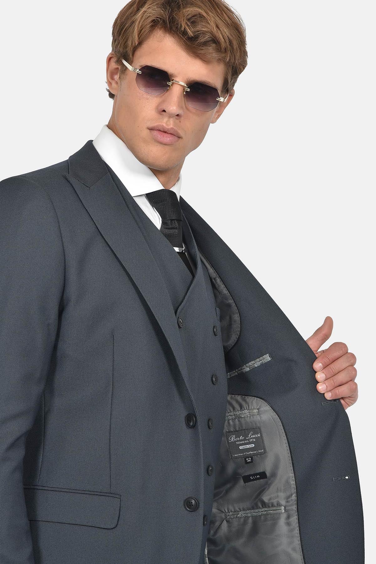 ανδρικό-κοστούμι-με-σταυρωτό-γιλέκο-slim-fit-&-μυτερό-πέτο-για-επίσημες-εμφανίσεις