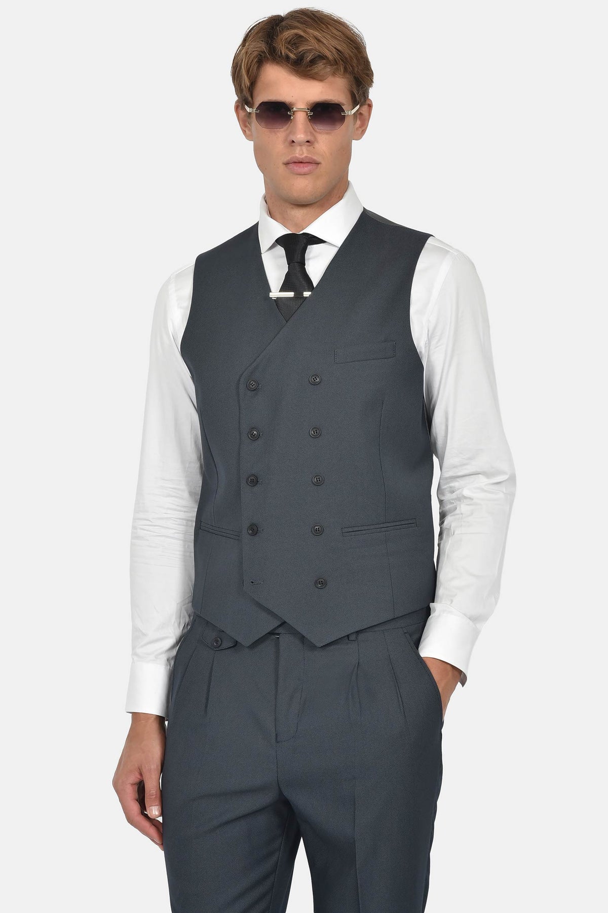 ανδρικό-κοστούμι-με-σταυρωτό-γιλέκο-slim-fit-&-μυτερό-πέτο-για-επίσημες-εμφανίσεις