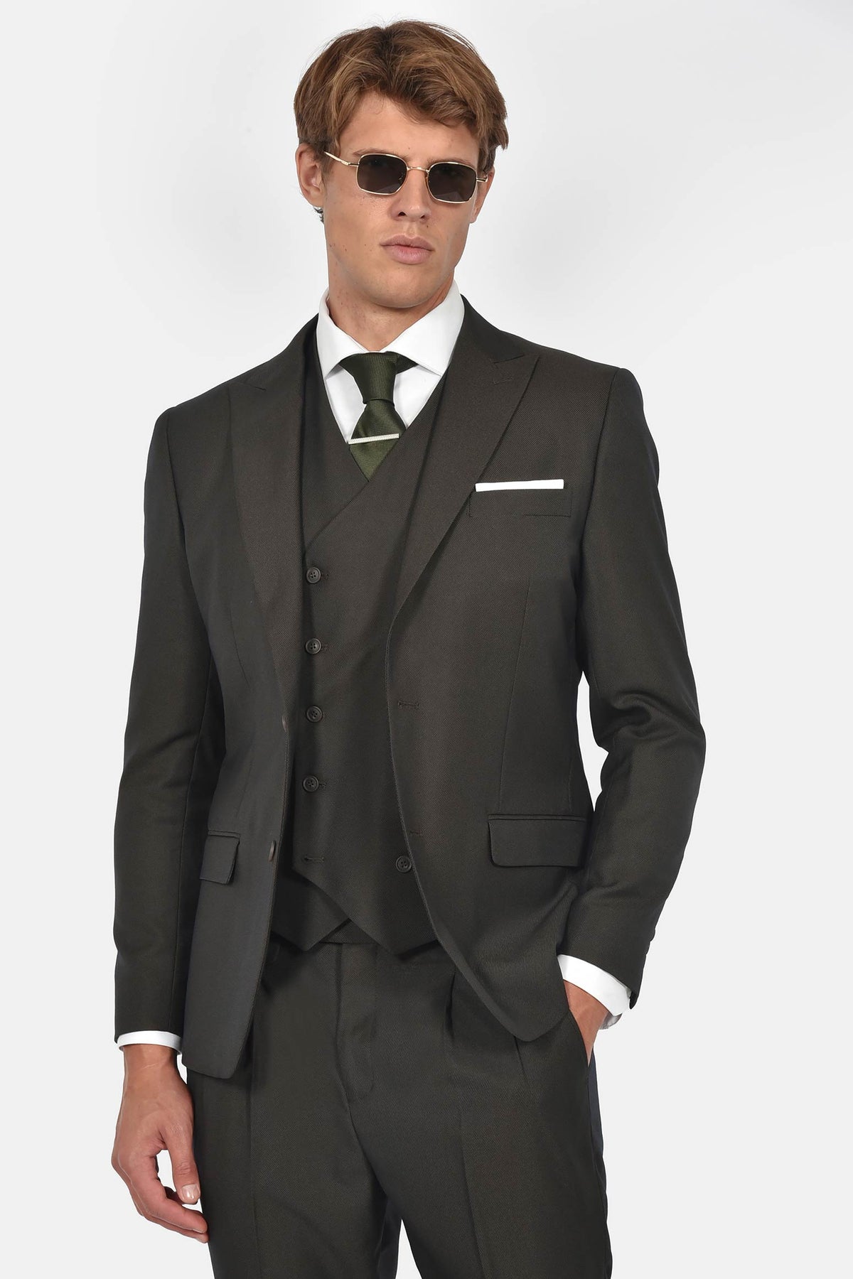 ανδρικό-κοστούμι-με-σταυρωτό-γιλέκο-slim-fit-&-μυτερό-πέτο-για-επίσημες-εμφανίσεις