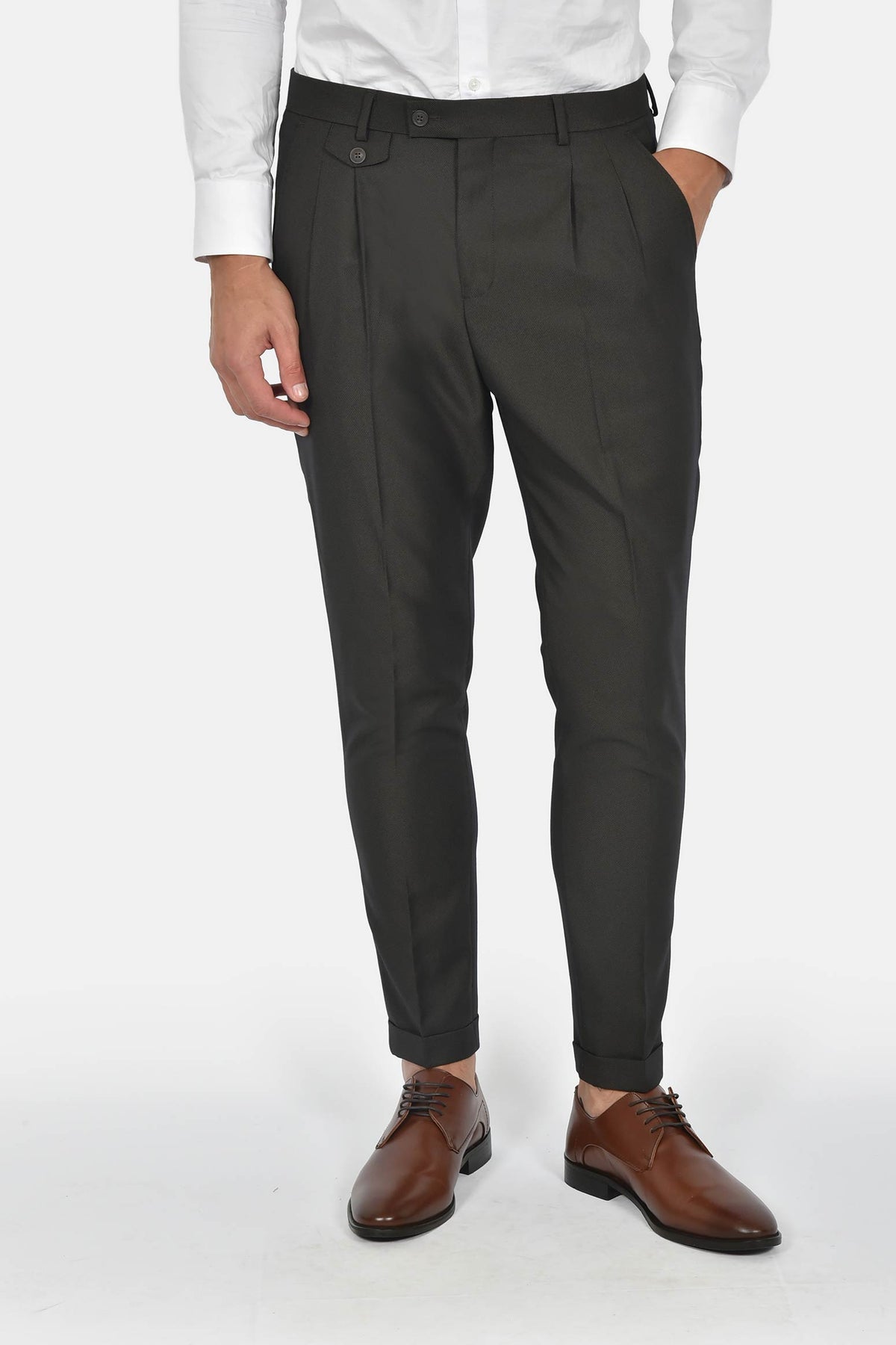 ανδρικό-κοστούμι-με-σταυρωτό-γιλέκο-slim-fit-&-μυτερό-πέτο-για-επίσημες-εμφανίσεις