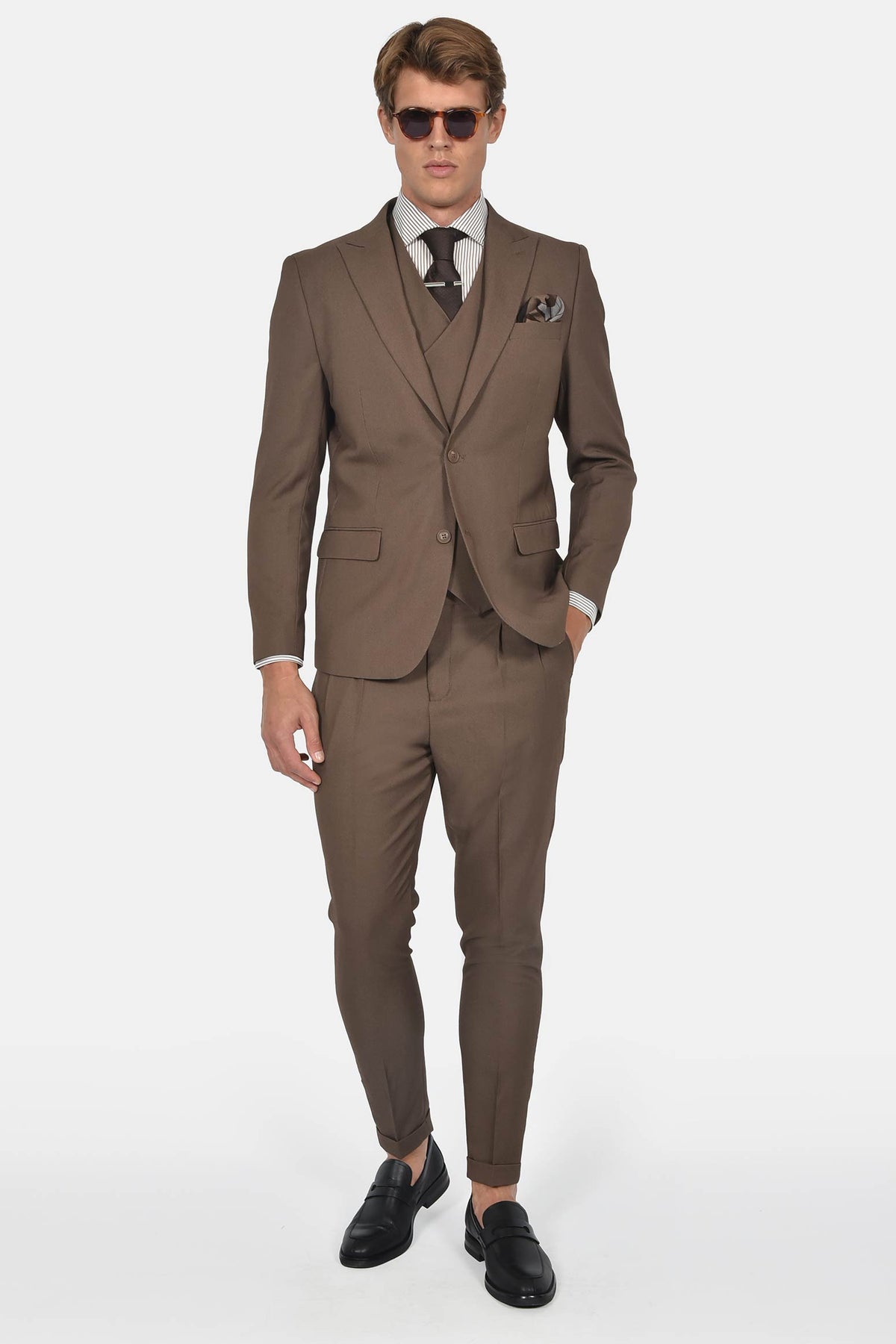 ανδρικό-κοστούμι-με-σταυρωτό-γιλέκο-slim-fit-&-μυτερό-πέτο-για-επίσημες-εμφανίσεις
