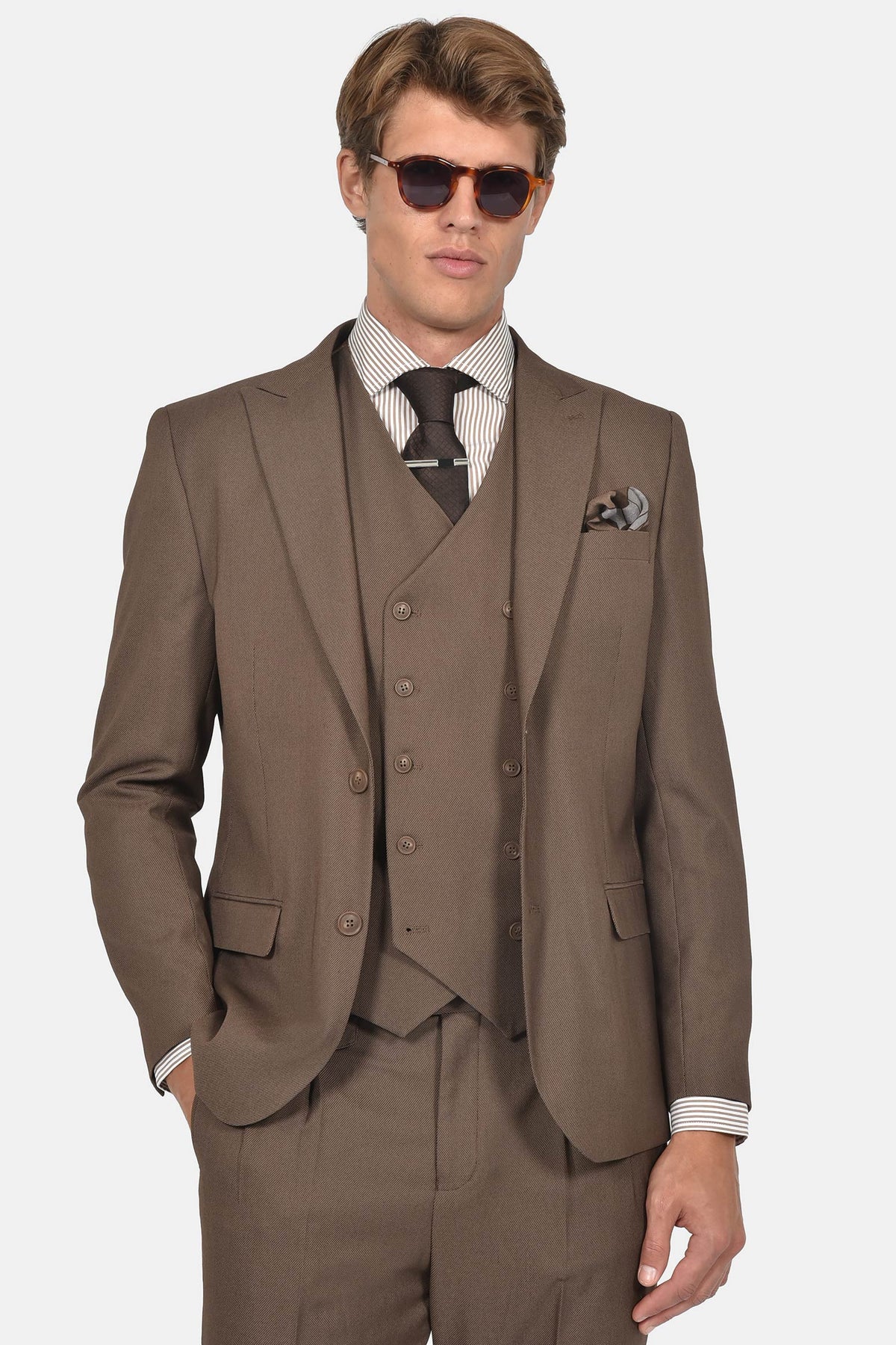 ανδρικό-κοστούμι-με-σταυρωτό-γιλέκο-slim-fit-&-μυτερό-πέτο-για-επίσημες-εμφανίσεις