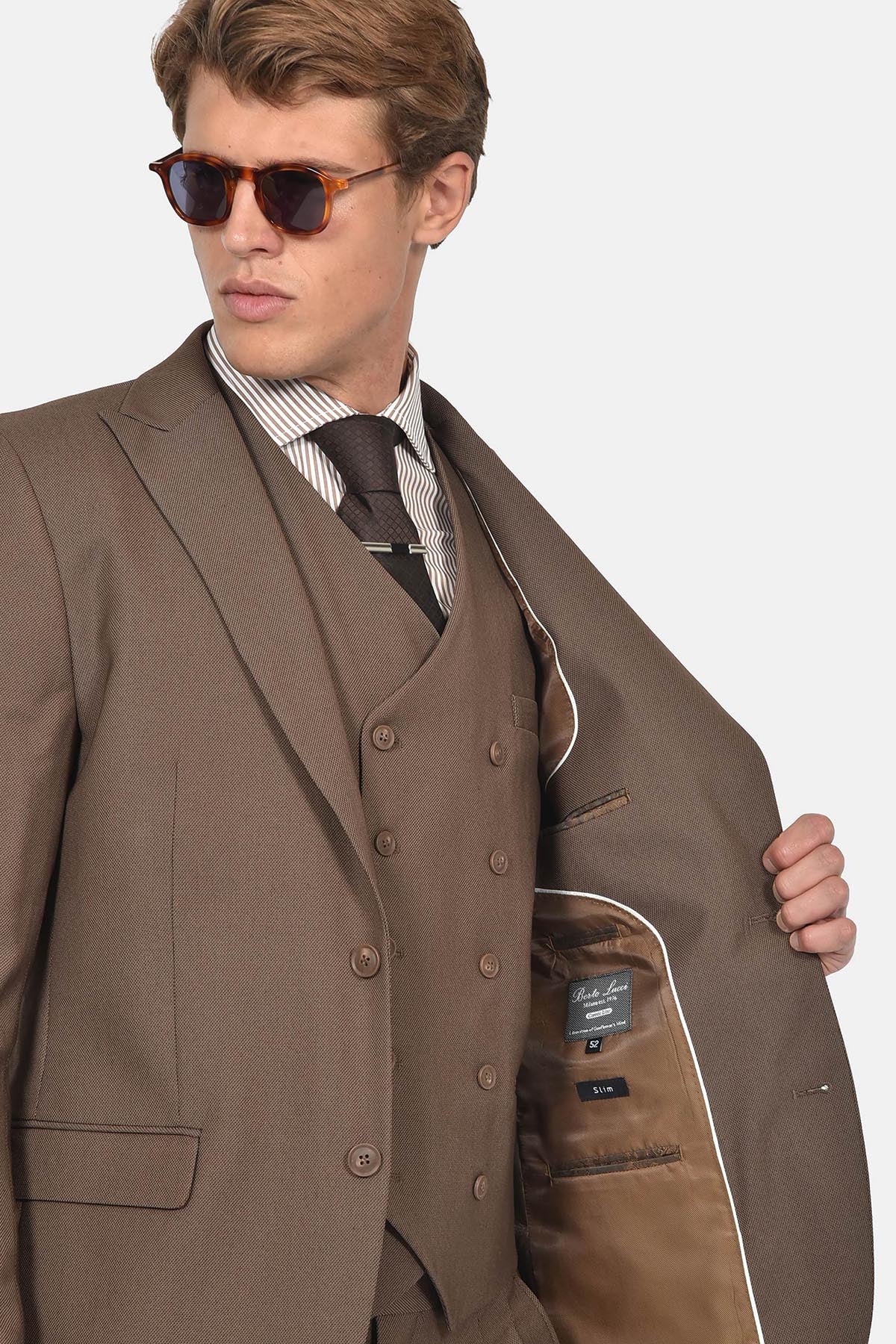 ανδρικό-κοστούμι-με-σταυρωτό-γιλέκο-slim-fit-&-μυτερό-πέτο-για-επίσημες-εμφανίσεις