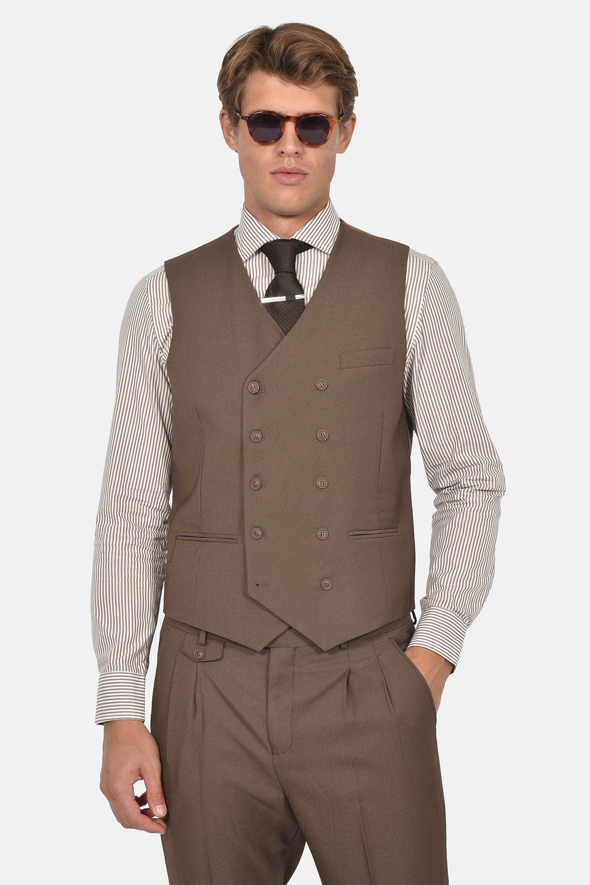 ανδρικό-κοστούμι-με-σταυρωτό-γιλέκο-slim-fit-&-μυτερό-πέτο-για-επίσημες-εμφανίσεις