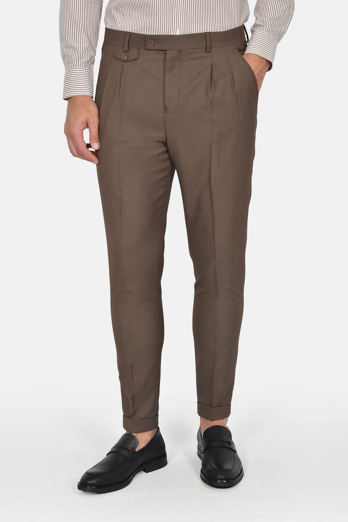 ανδρικό-κοστούμι-με-σταυρωτό-γιλέκο-slim-fit-&-μυτερό-πέτο-για-επίσημες-εμφανίσεις