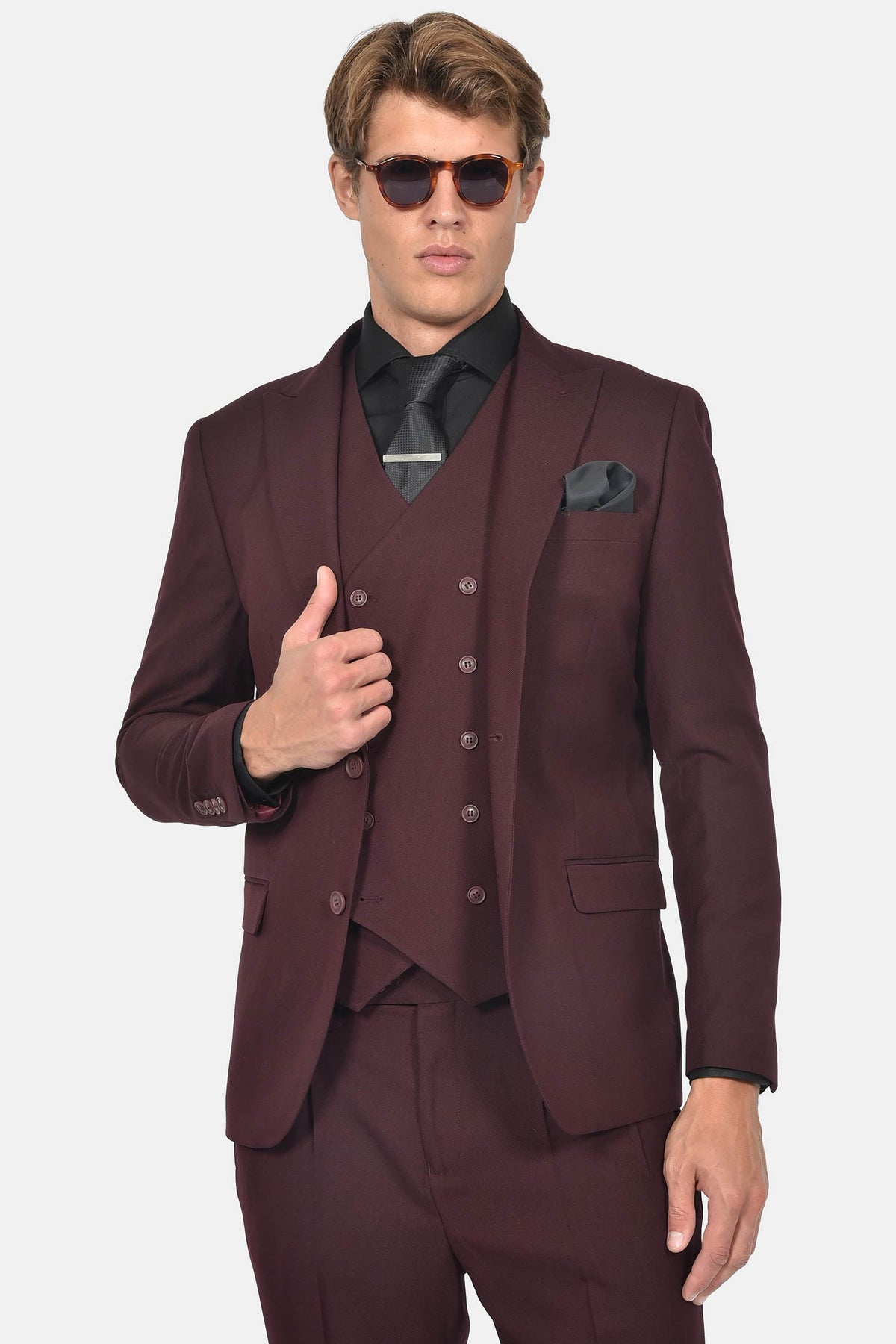 ανδρικό-κοστούμι-με-σταυρωτό-γιλέκο-slim-fit-&-μυτερό-πέτο-για-επίσημες-εμφανίσεις