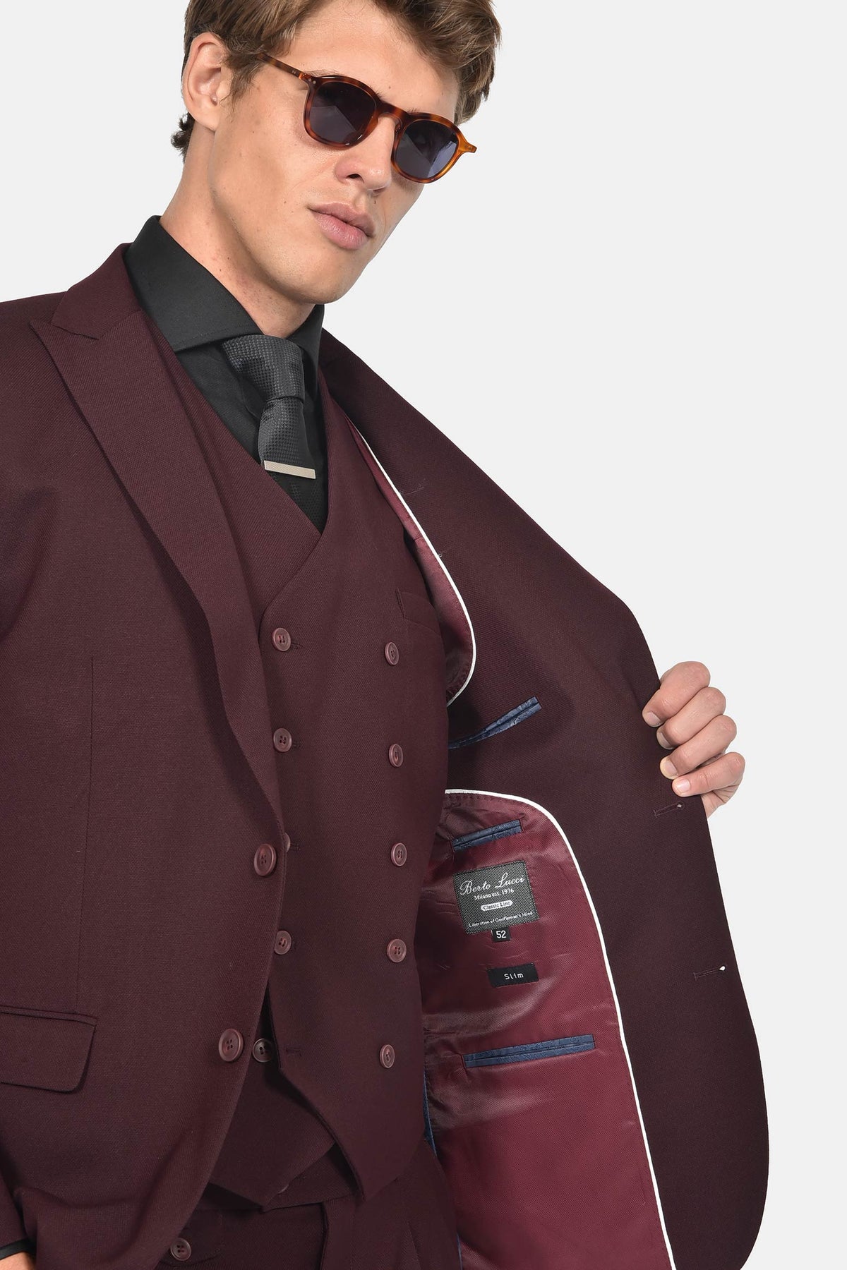 ανδρικό-κοστούμι-με-σταυρωτό-γιλέκο-slim-fit-&-μυτερό-πέτο-για-επίσημες-εμφανίσεις