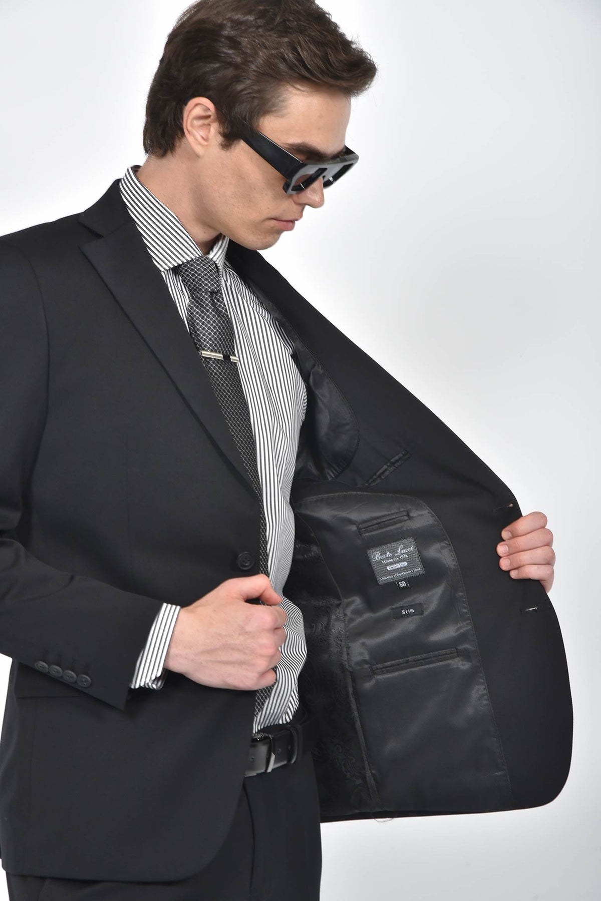 ανδρικό-κοστούμι-slim-fit-με-notch-πέτο-για-άνετη-κομψή-εμφάνιση