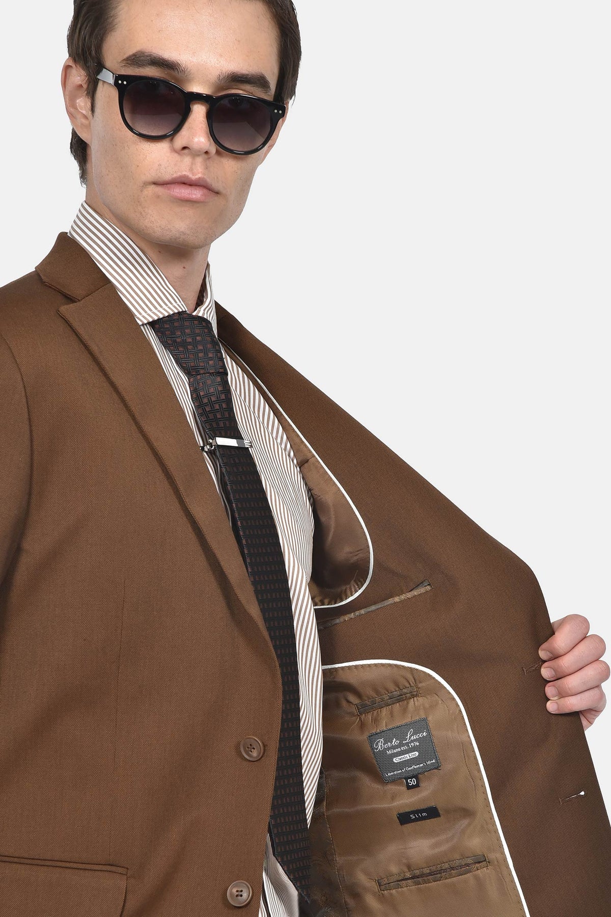 ανδρικό-κοστούμι-slim-fit-με-notch-πέτο-για-άνετη-κομψή-εμφάνιση
