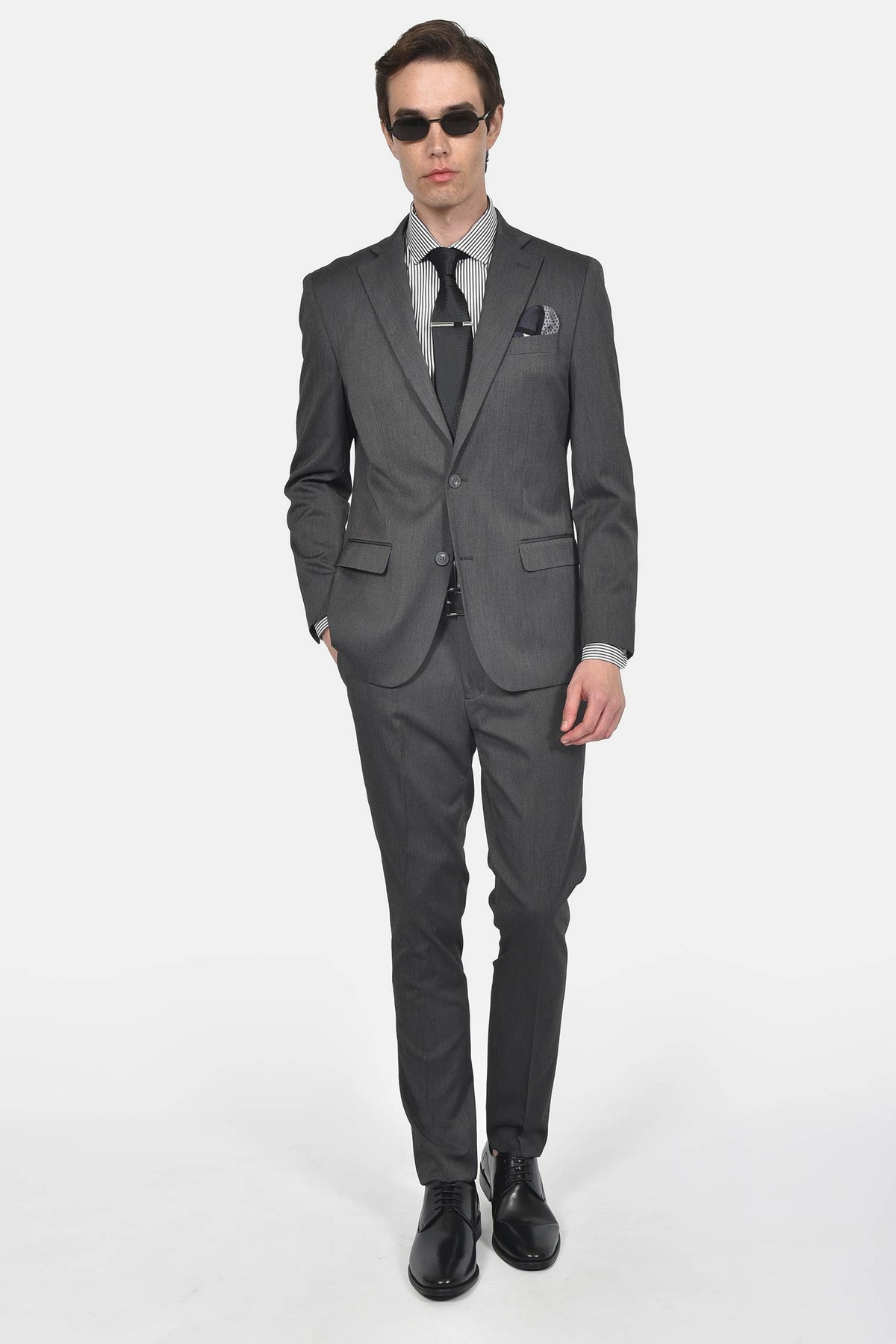 ανδρικό-κοστούμι-slim-fit-με-notch-πέτο-για-άνετη-κομψή-εμφάνιση