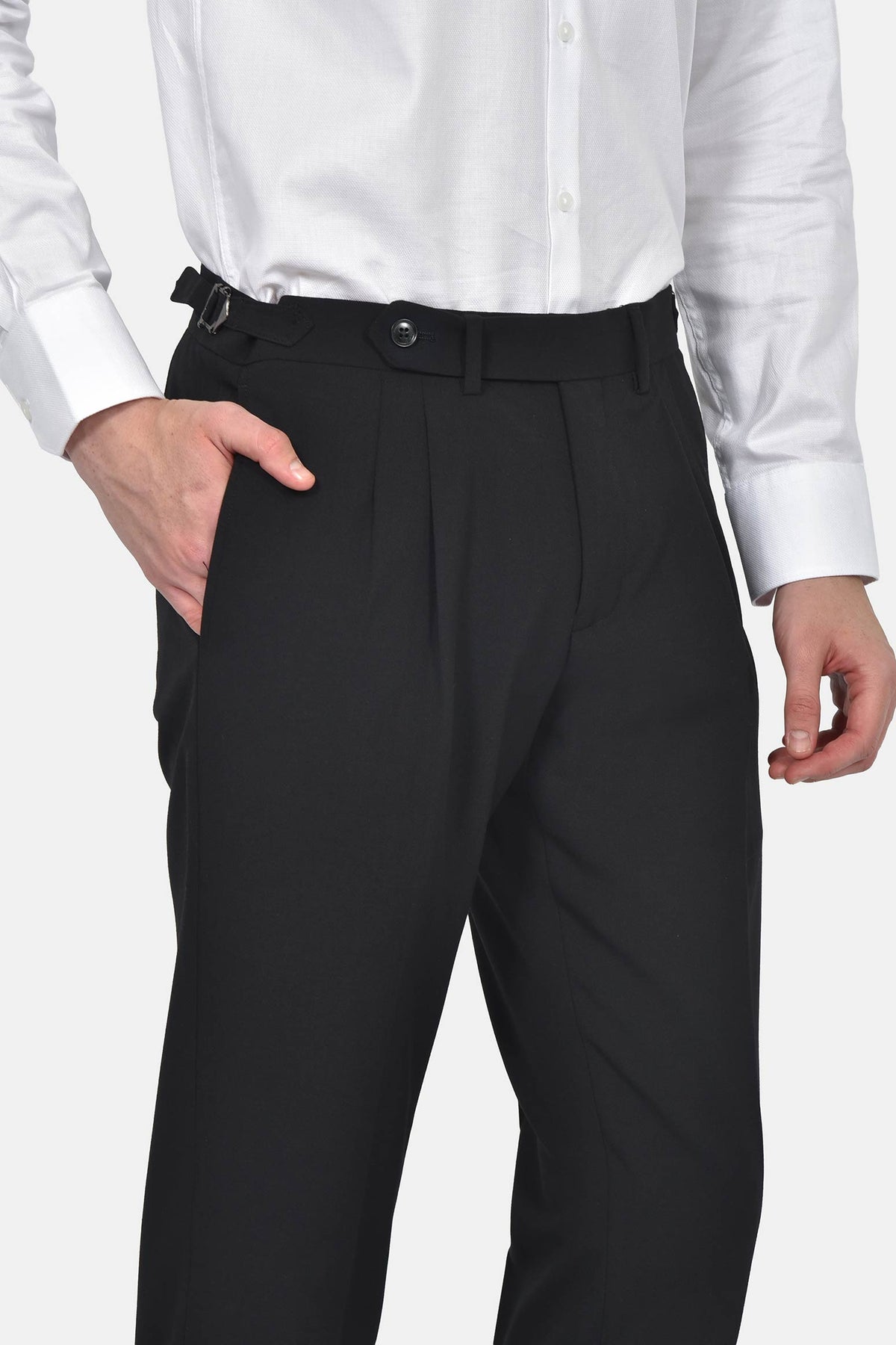 ανδρικό-παντελόνι-με-πιέτα-slim-fit-με-πλαϊνή-αγκράφα-ρύθμισης-για-κομψές-εμφανίσεις