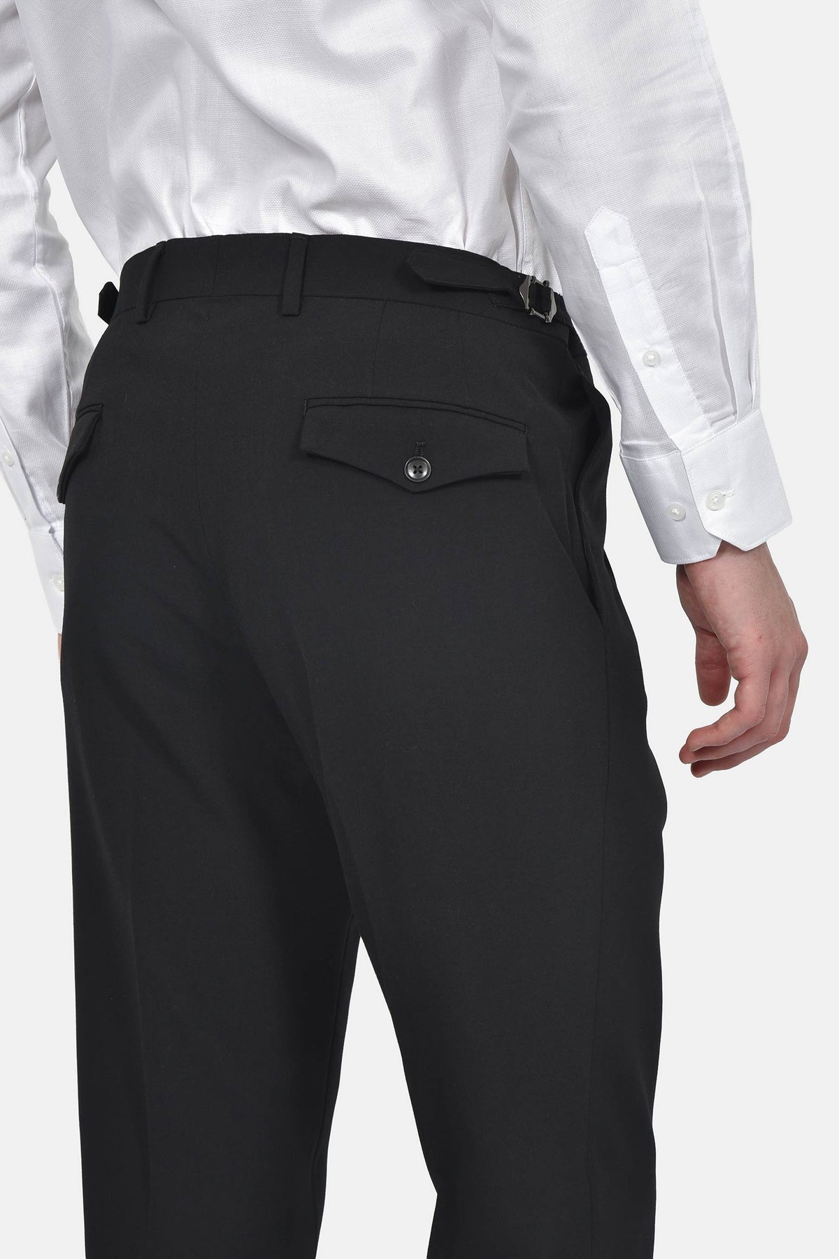 ανδρικό-παντελόνι-με-πιέτα-slim-fit-με-πλαϊνή-αγκράφα-ρύθμισης-για-κομψές-εμφανίσεις