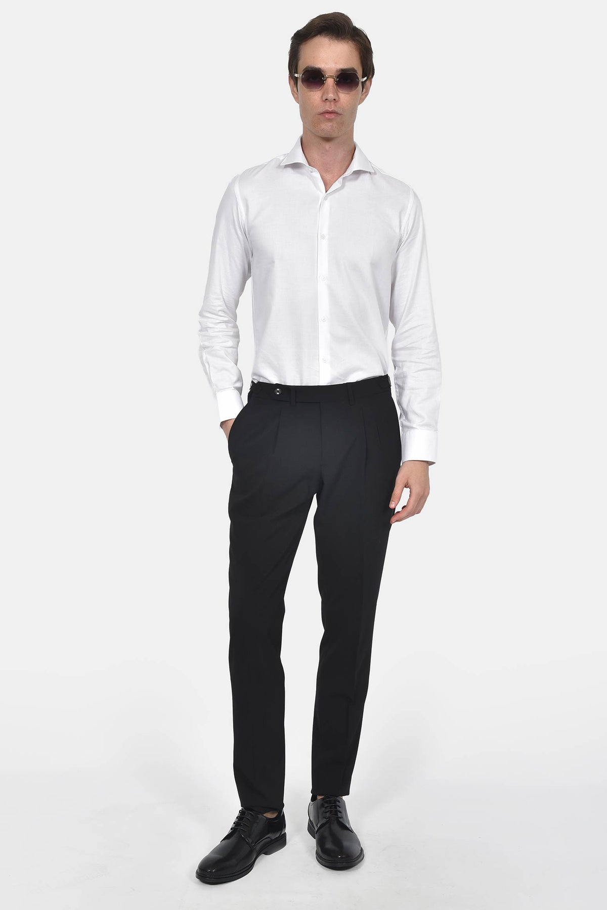 ανδρικό-παντελόνι-με-πιέτα-slim-fit-με-πλαϊνή-αγκράφα-ρύθμισης-για-κομψές-εμφανίσεις
